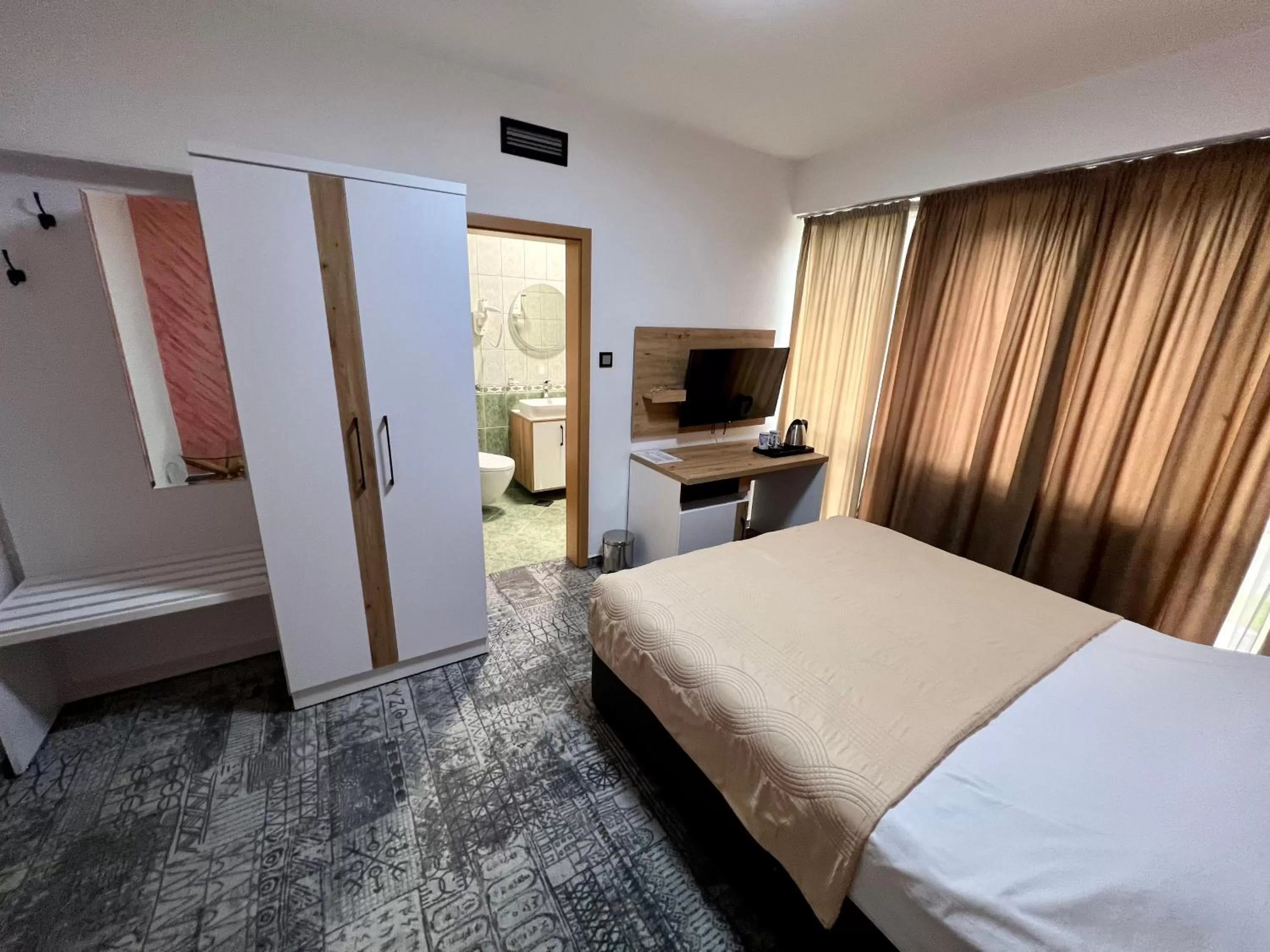 Communal lounge/ TV room, Bed in Hotel Brkić Sarajevo Airport - Free Parking