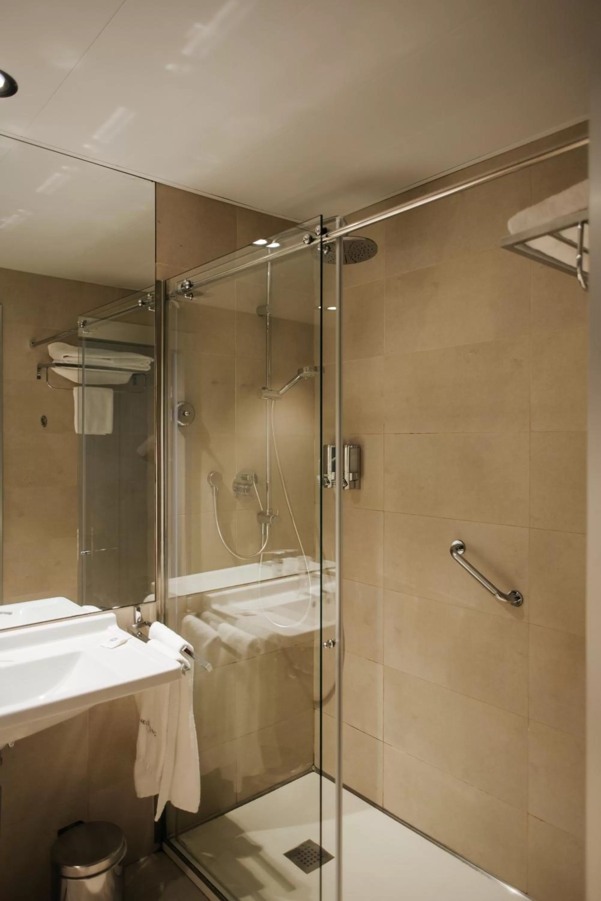 Shower in Hotel Neptuno Playa & Spa