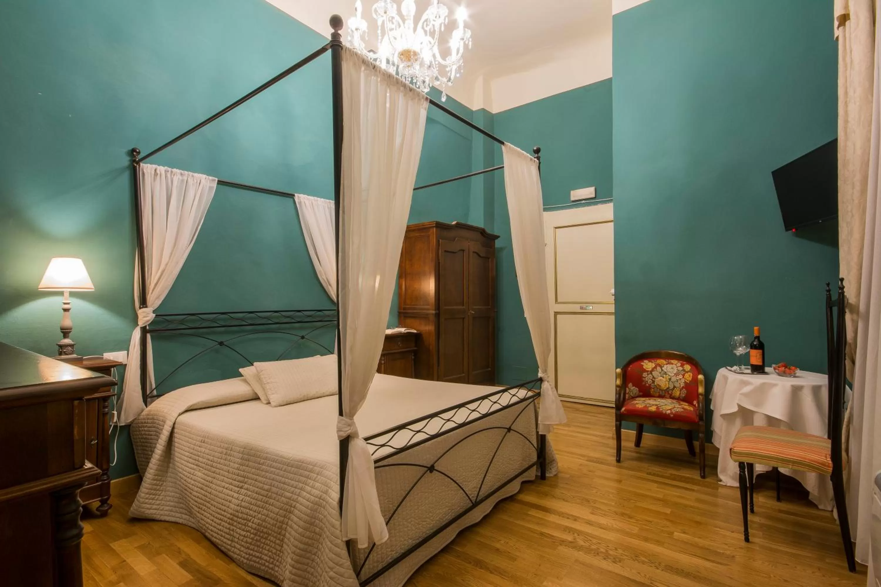 Photo of the whole room, Bed in La Bohème