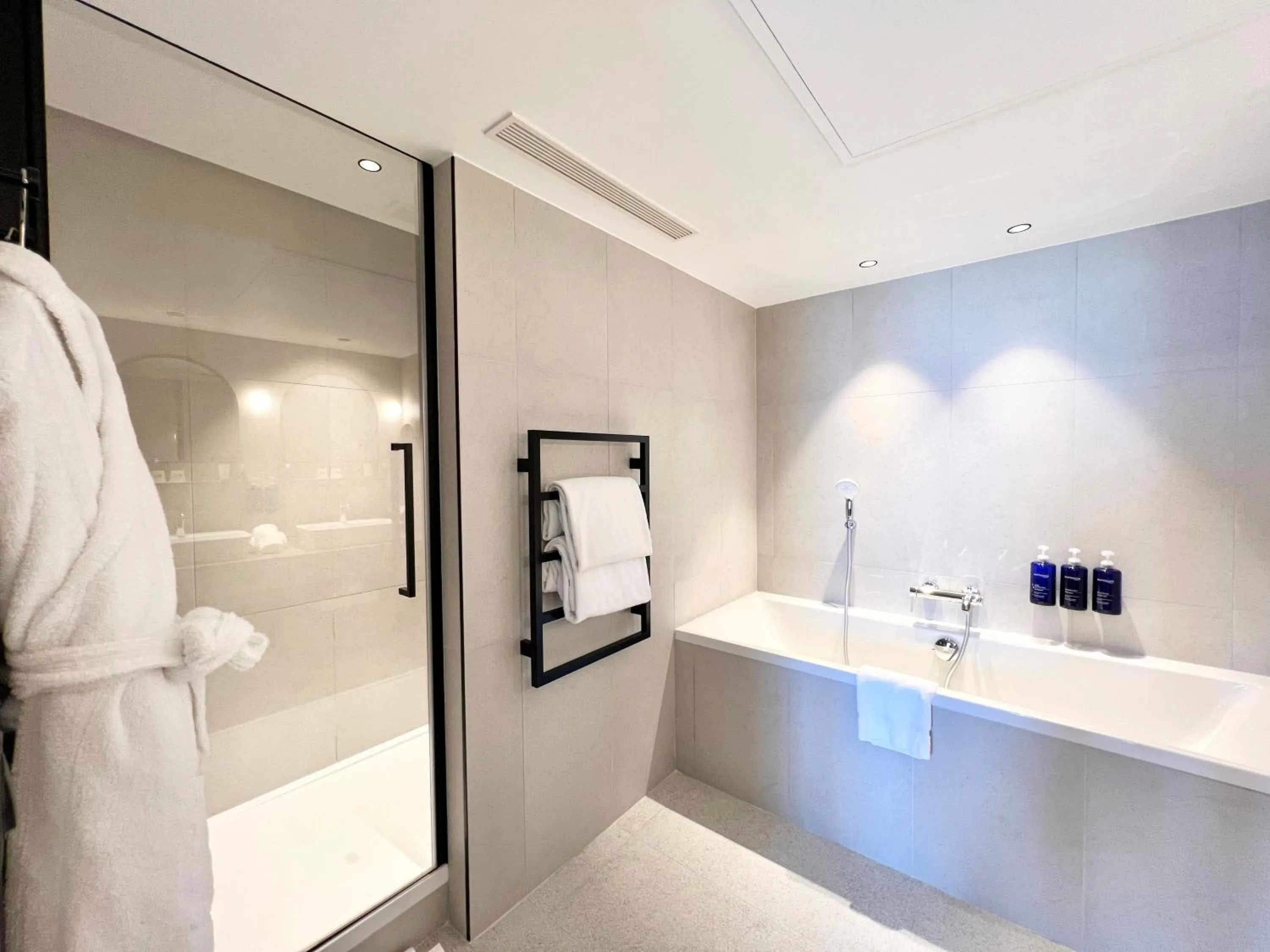 Shower in Emeria Dinard Thalasso Spa