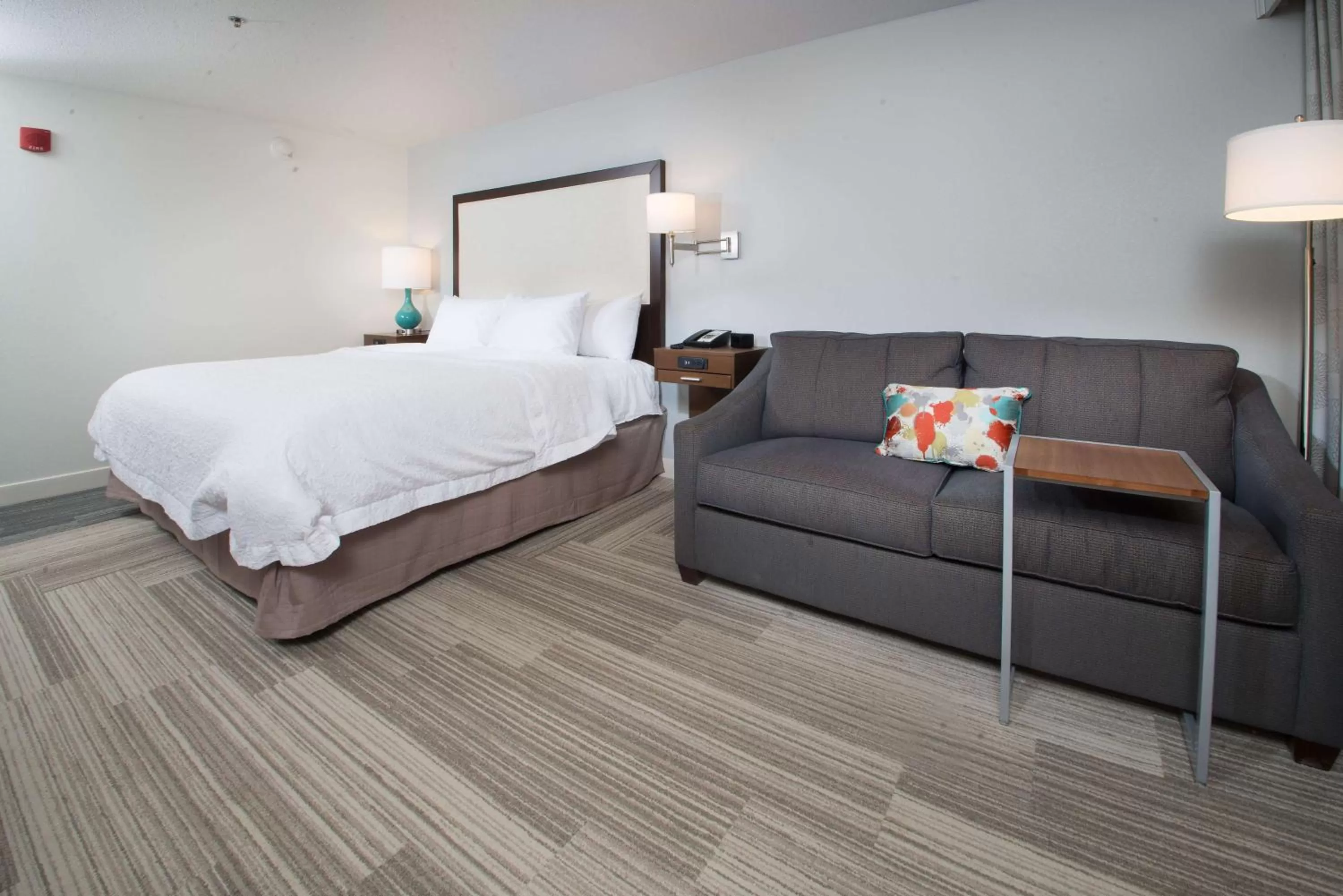 Living room, Bed in Hampton Inn Tiffin