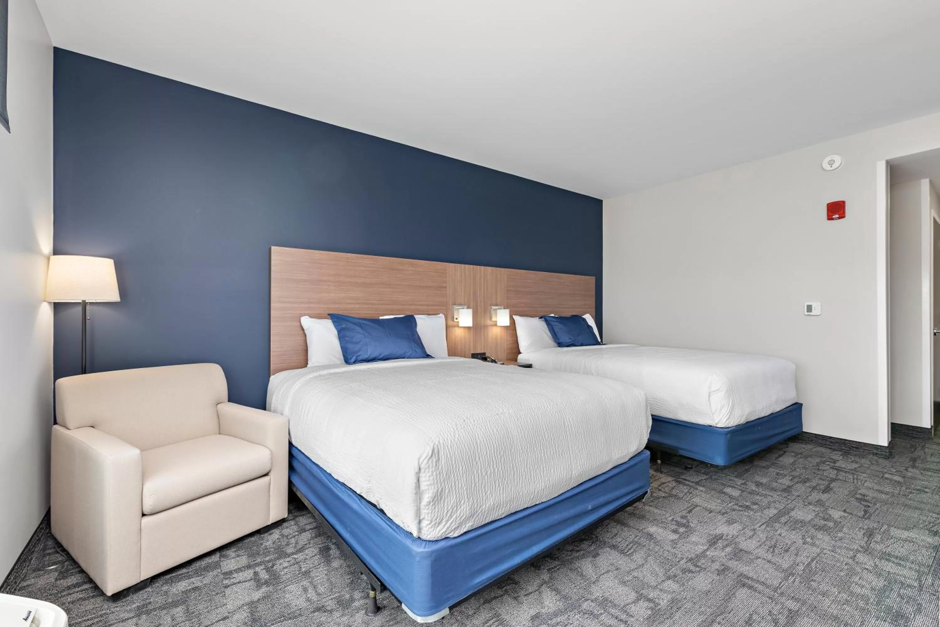 Bed in Holiday Inn Express Kansas City North Parkville by IHG