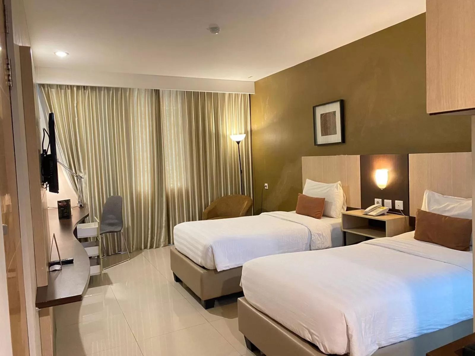 Bed in De Laxston Hotel Yogyakarta, Azana Hotels Collection
