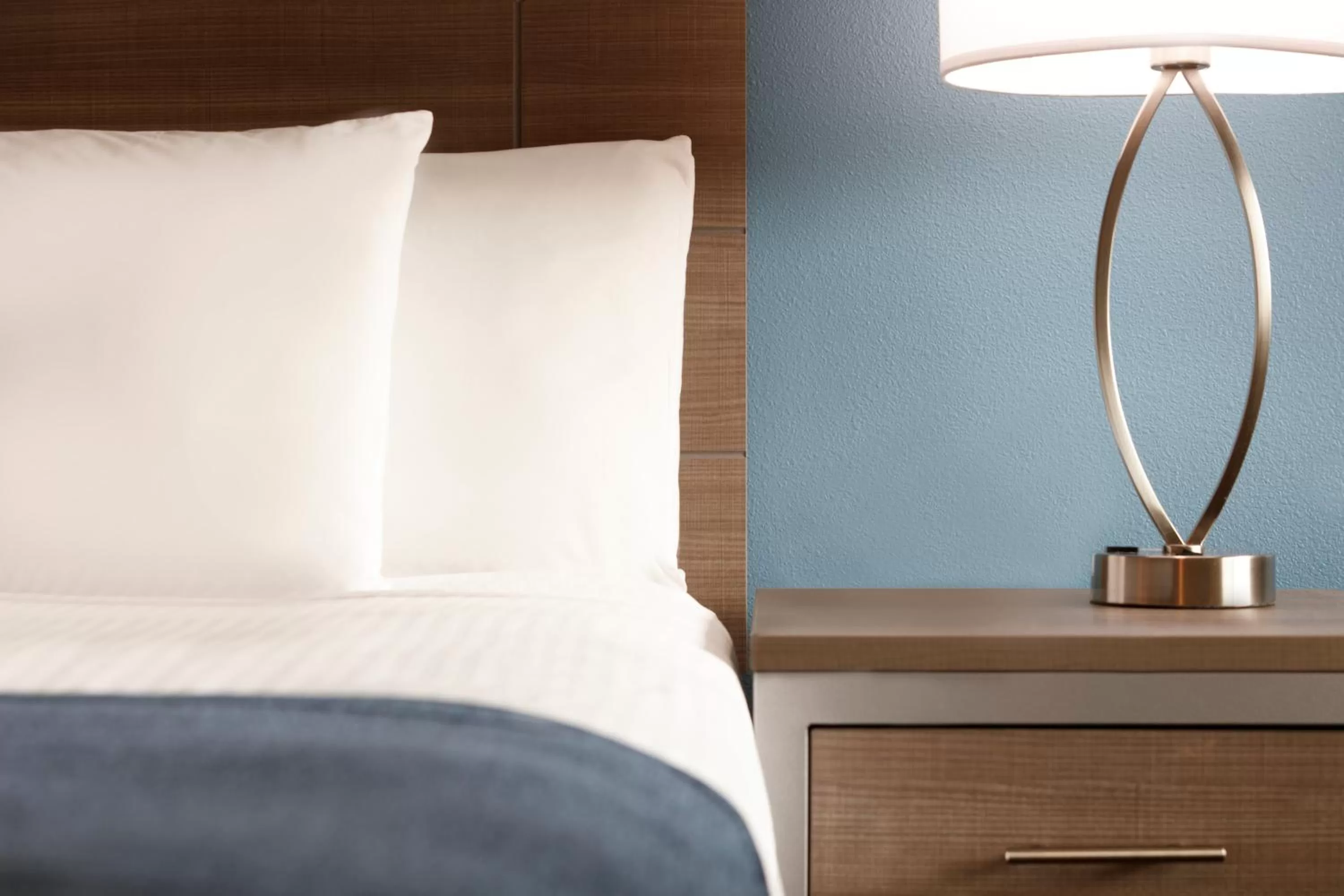 Bed in Torch Lite Inn at the Beach Boardwalk