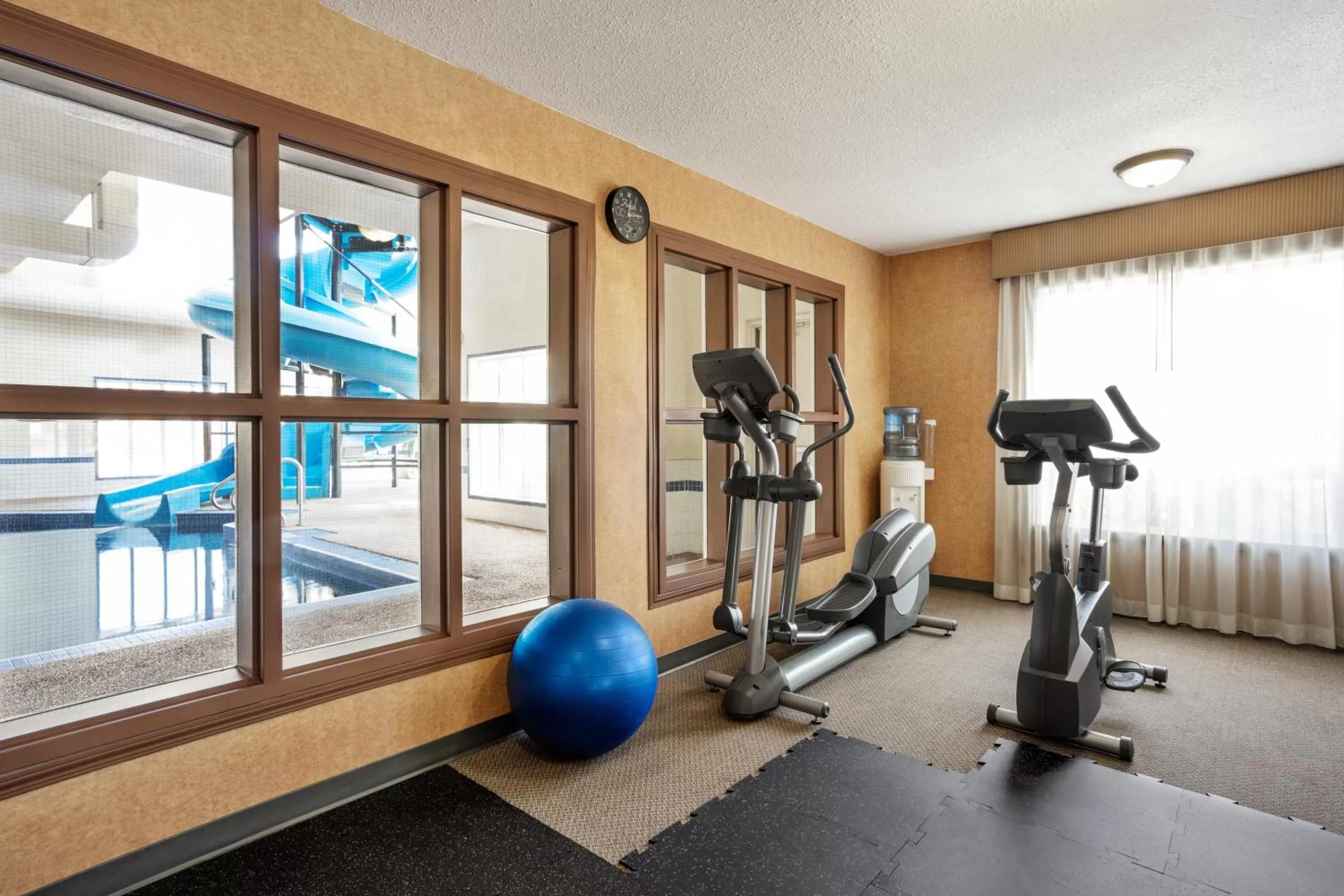 Fitness centre/facilities in Days Inn & Suites by Wyndham Strathmore
