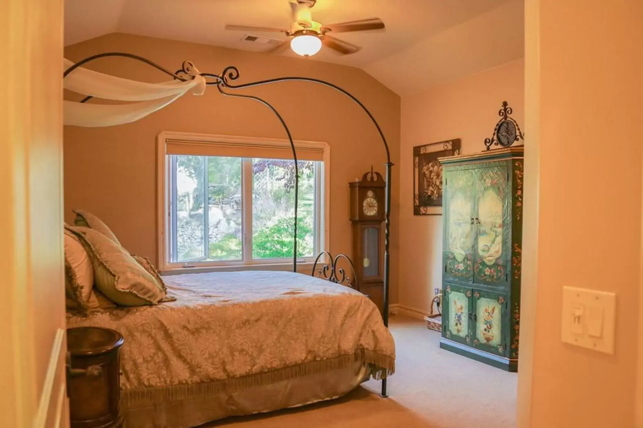 Deluxe Double Room in High Ridge Manor Deluxe Double Room in High Ridge Manor