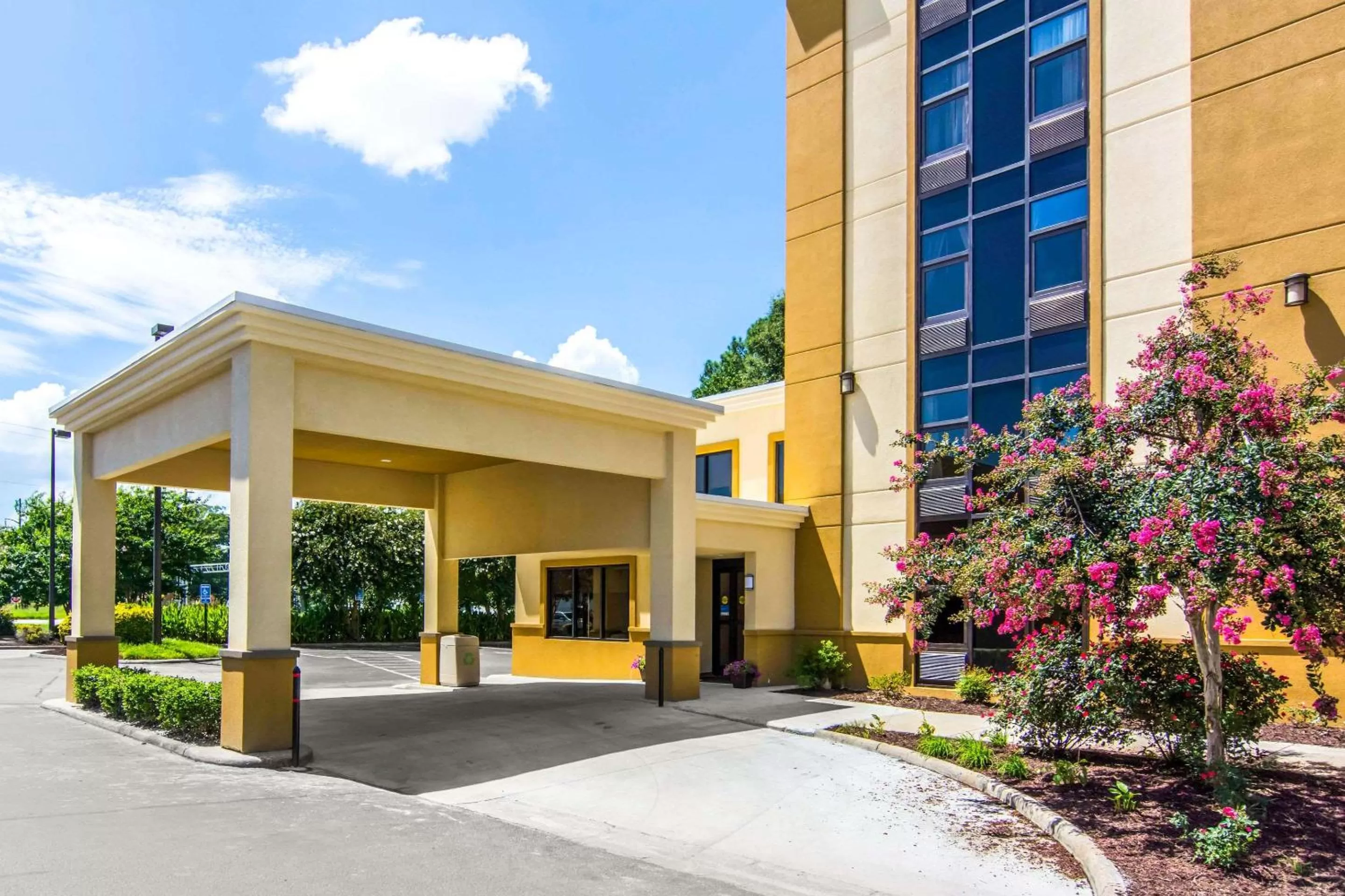 Property building in Comfort Inn Newport News-Williamsburg East