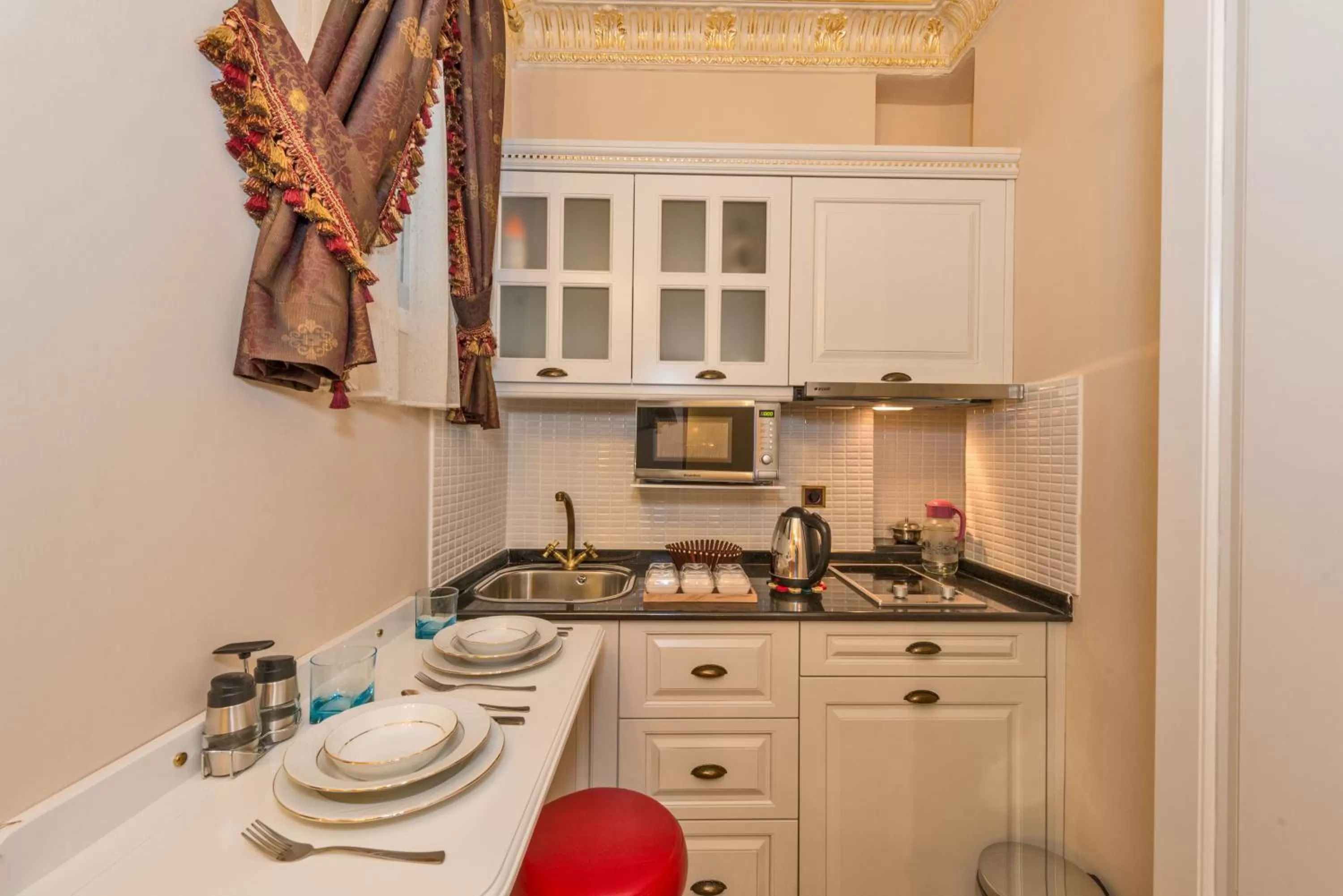 Kitchen or kitchenette in IQ Hotel