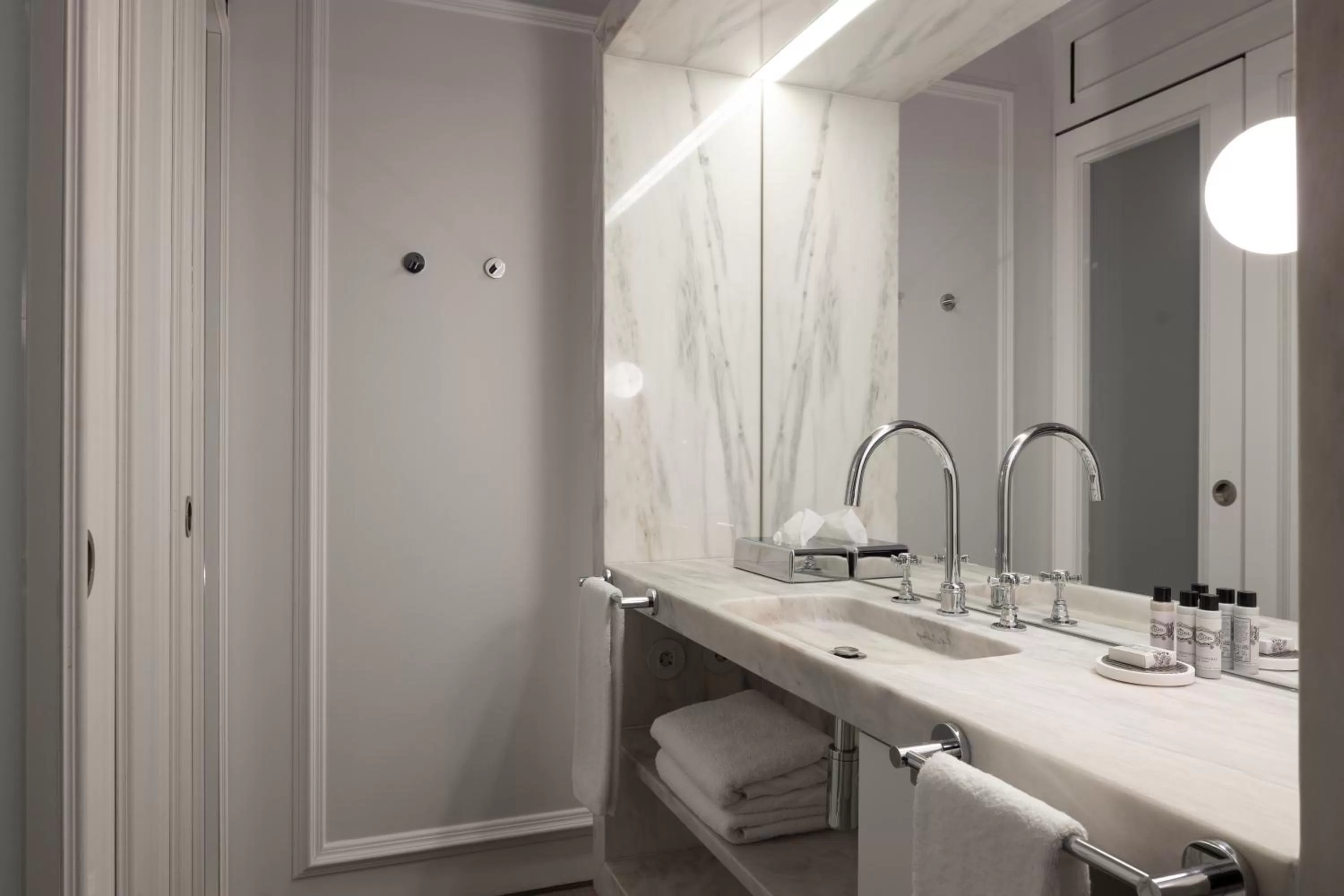 Bathroom in Lisboa Pessoa Hotel