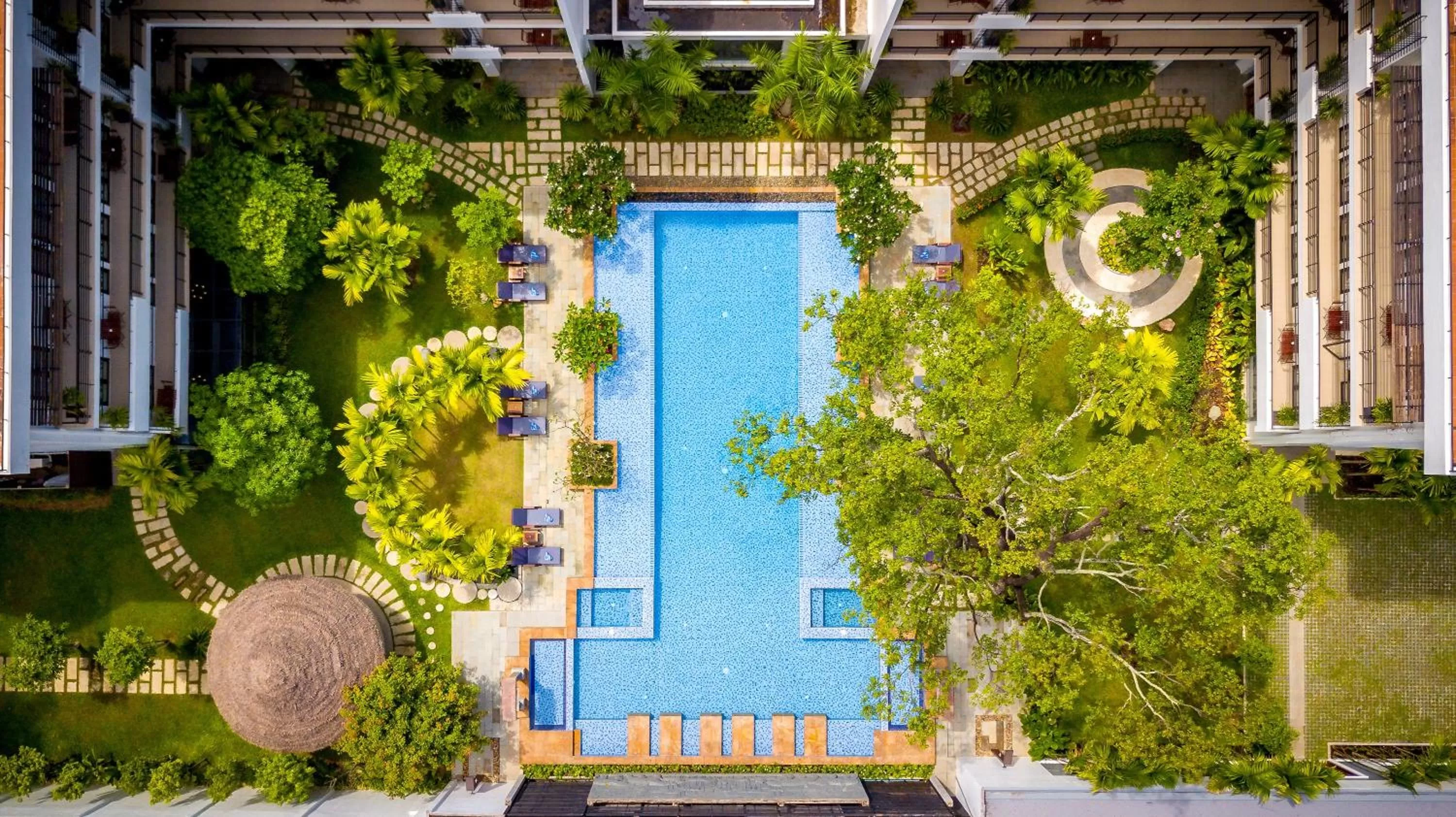 Swimming pool in Koulen Hotel