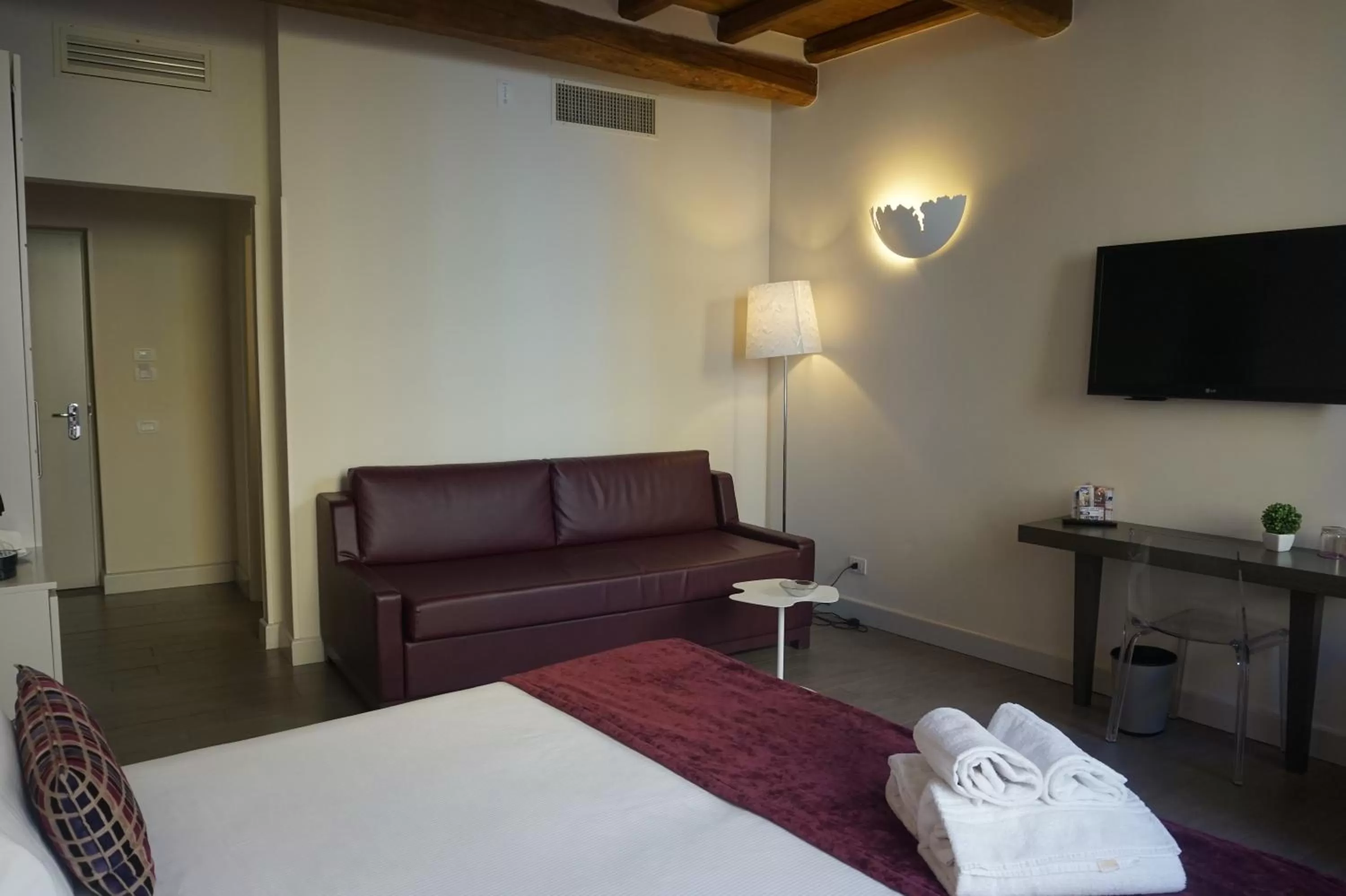 Photo of the whole room, Bed in Trevi Palace Luxury Inn