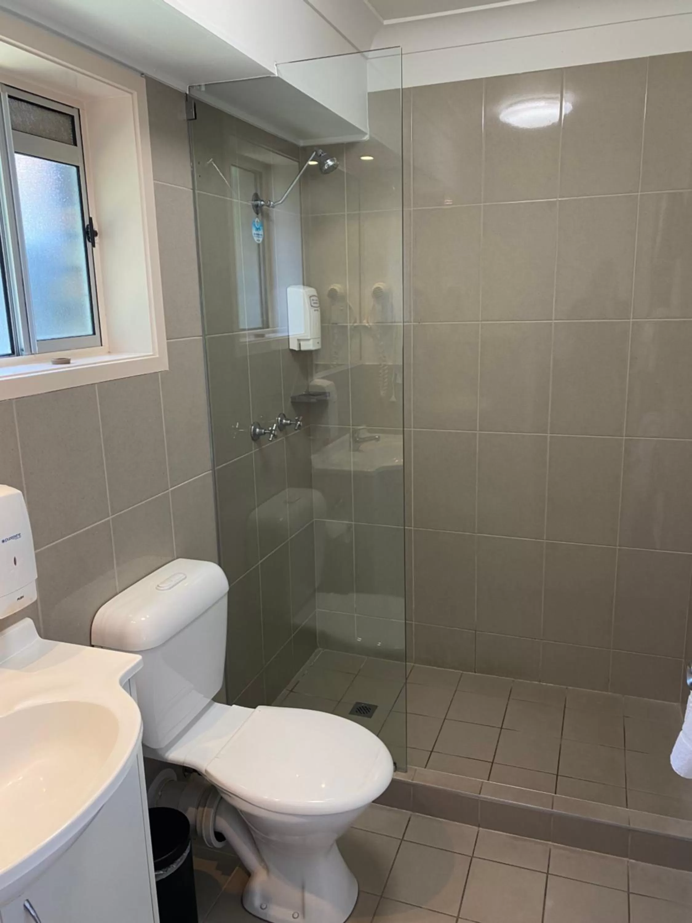 Bathroom in Centrepoint Midcity Motor Inn