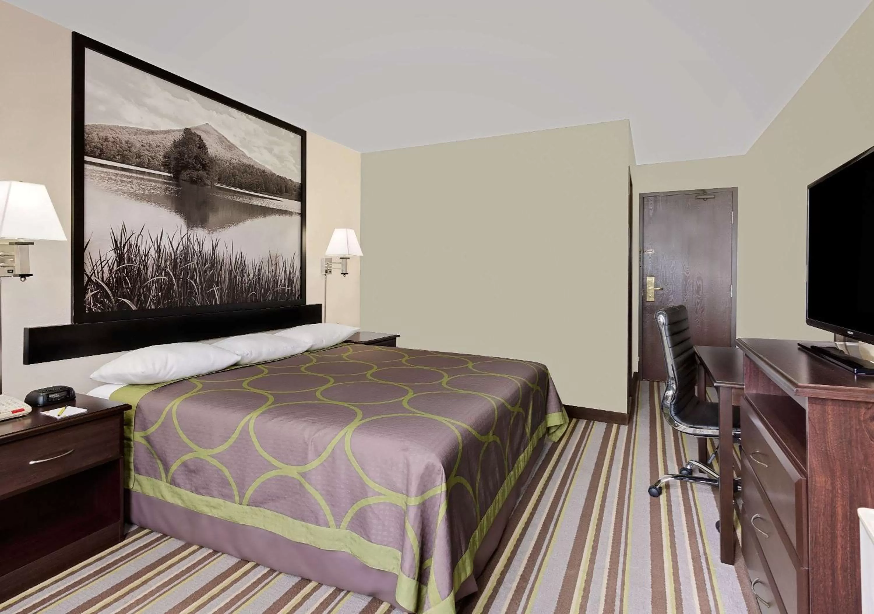 Photo of the whole room, Bed in Super 8 by Wyndham Waynesboro