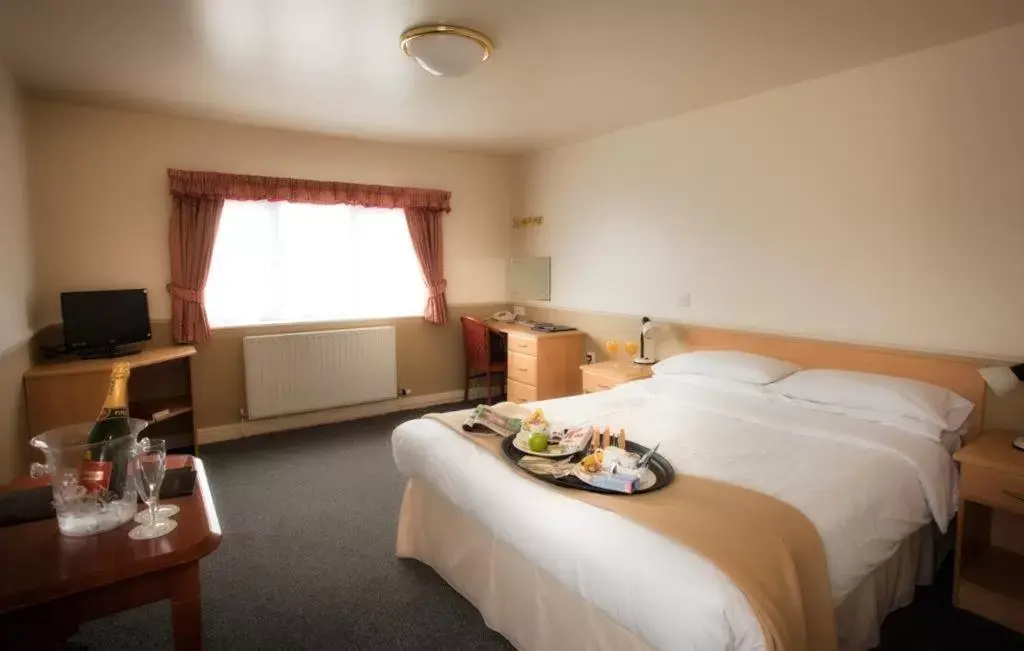 Standard Double Room - single occupancy in Moreton Park Hotel Standard Double Room - single occupancy in Moreton Park Hotel
