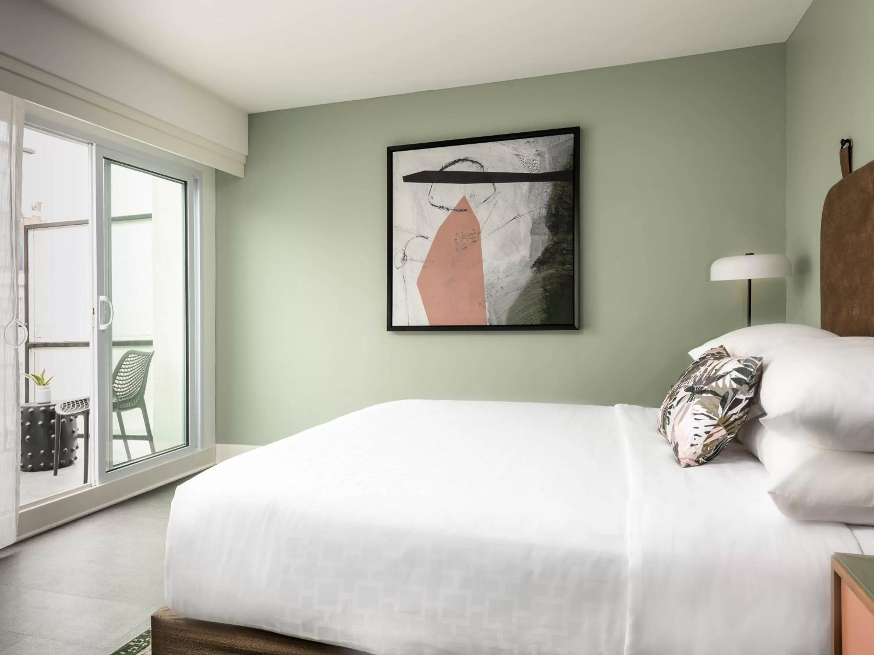 Photo of the whole room, Bed in Holiday Inn Express St. Louis Central West End by IHG