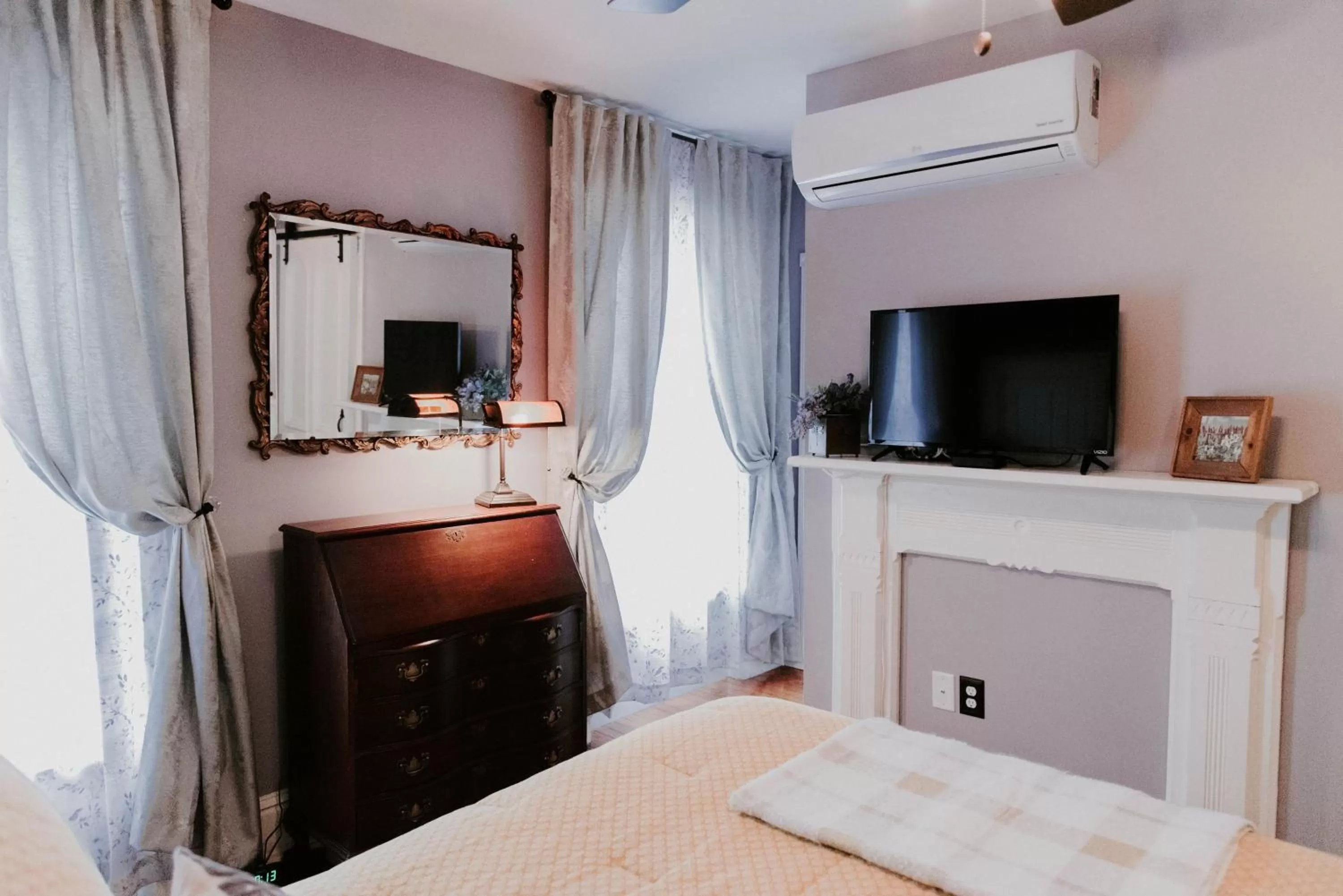 Bed, TV/Entertainment Center in Georges on York B&B