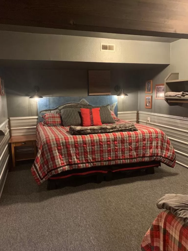 Bedroom, Bed in Clam Gulch Lodge