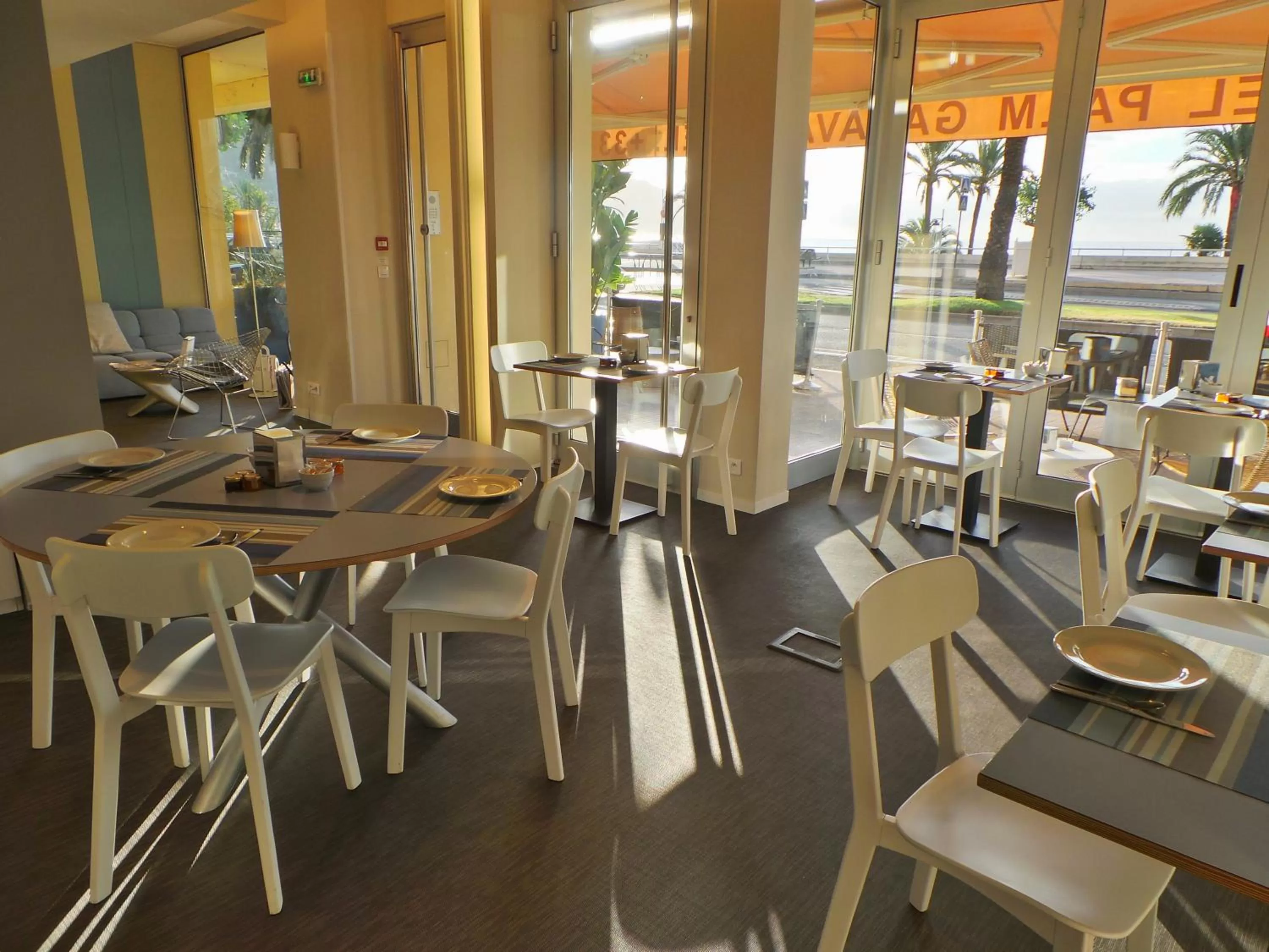 Restaurant/places to eat in Hotel Palm Garavan