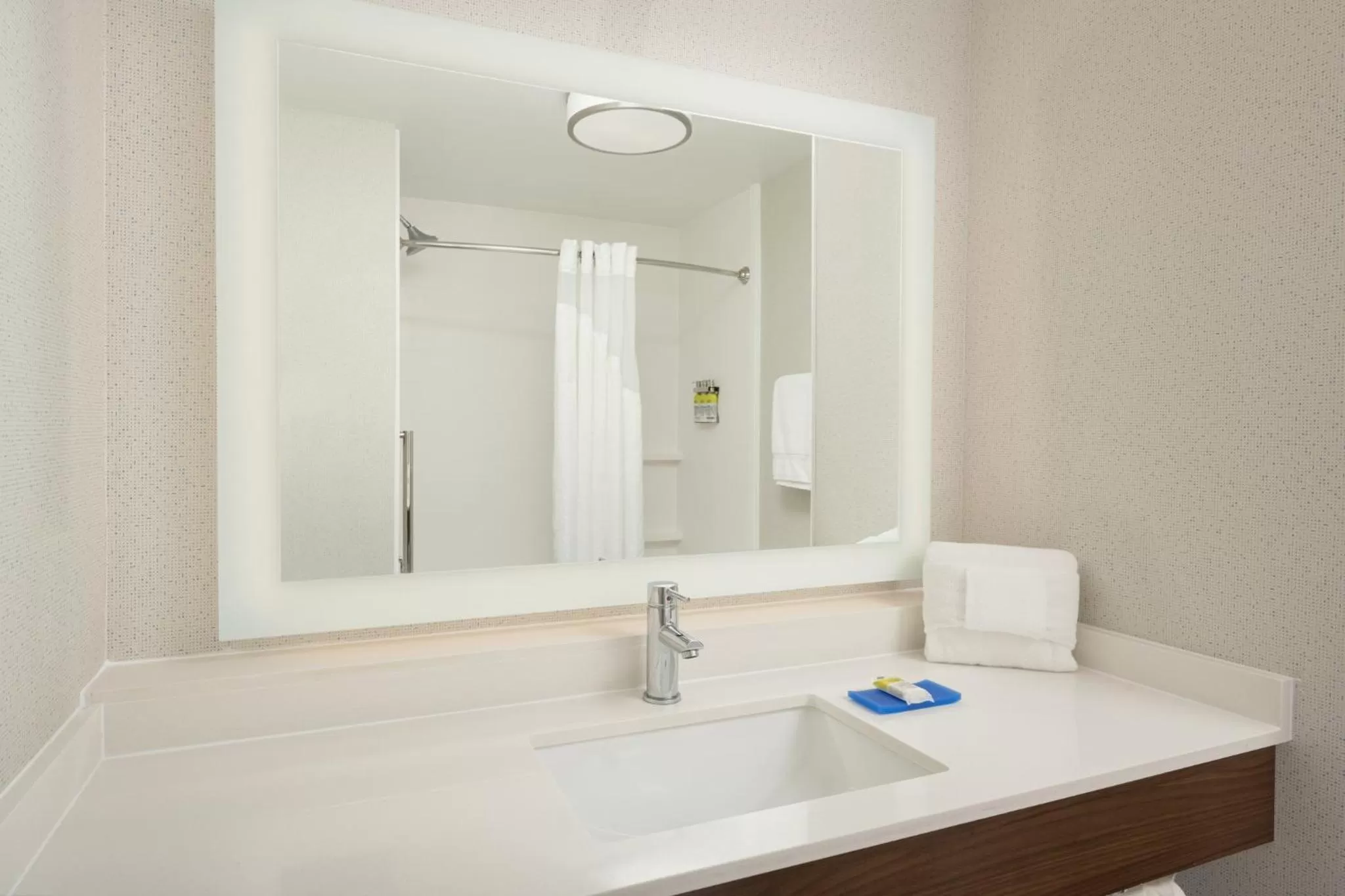 Bathroom in Holiday Inn Express - Tullahoma by IHG