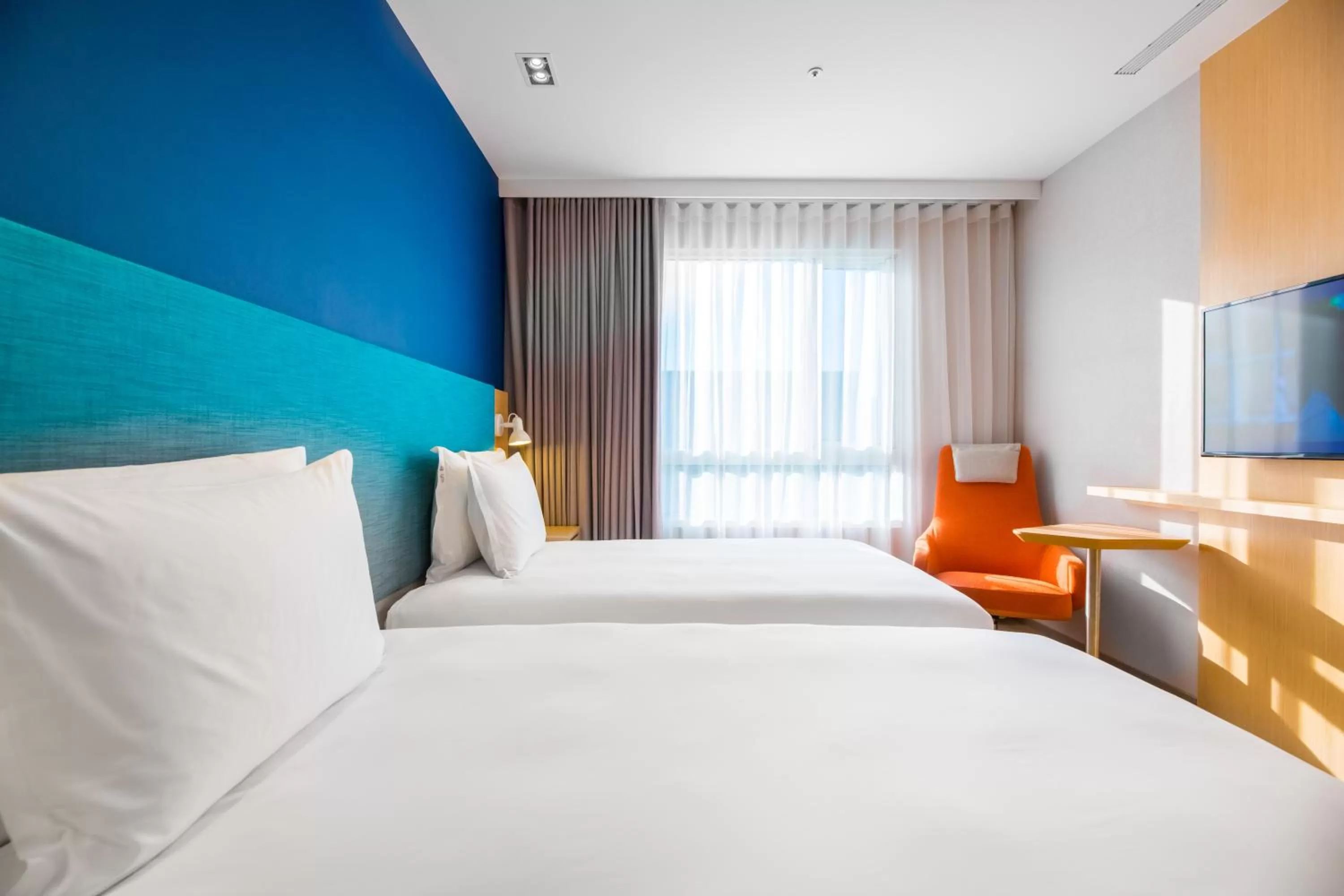 Bed in Holiday Inn Express Taichung Fengchia by IHG