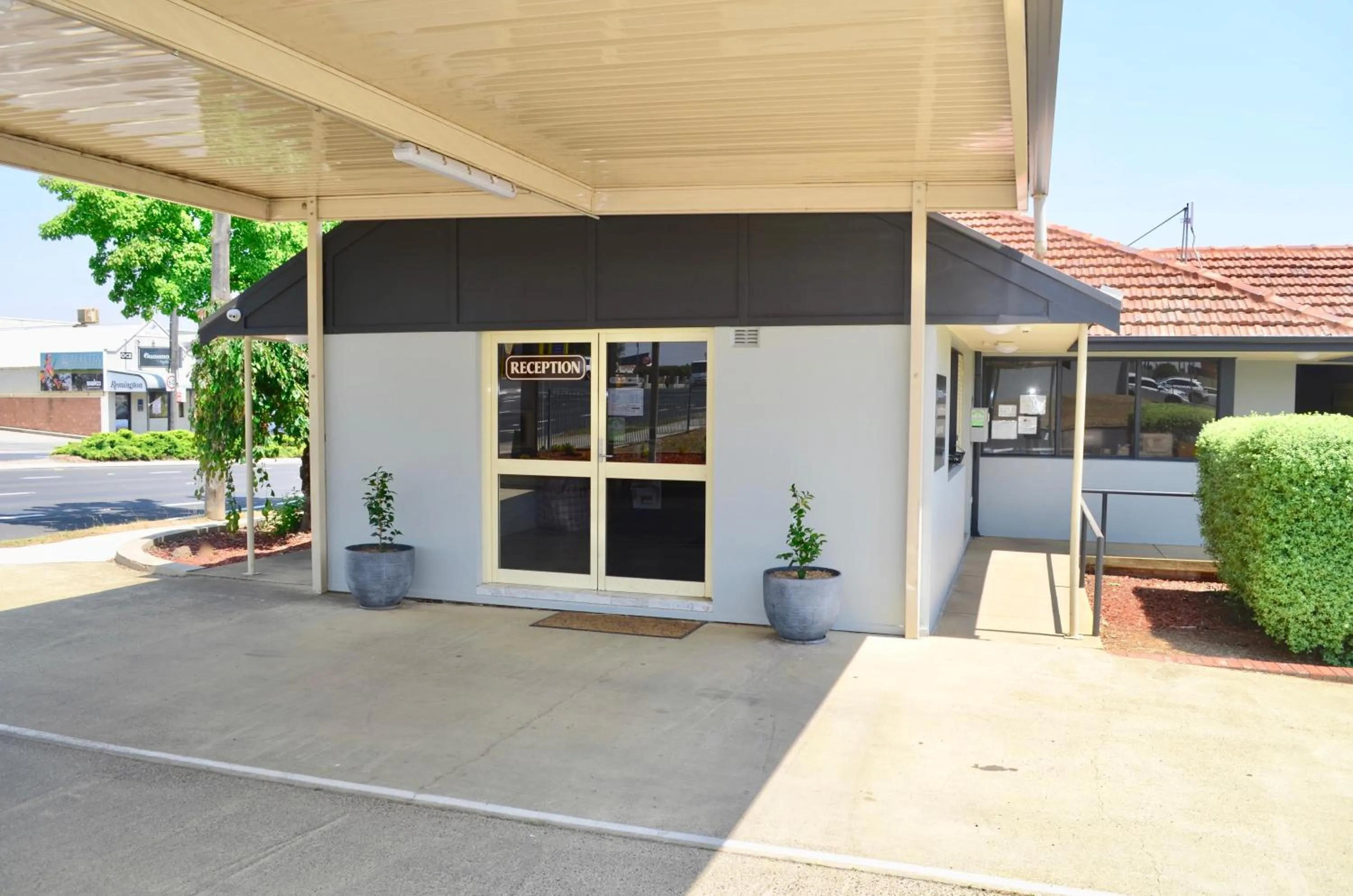 Property building in Bathurst Motor Inn