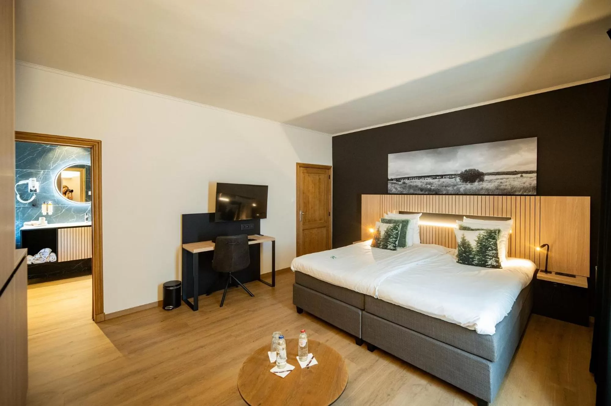 Bedroom, Bed in La Villa des Fleurs