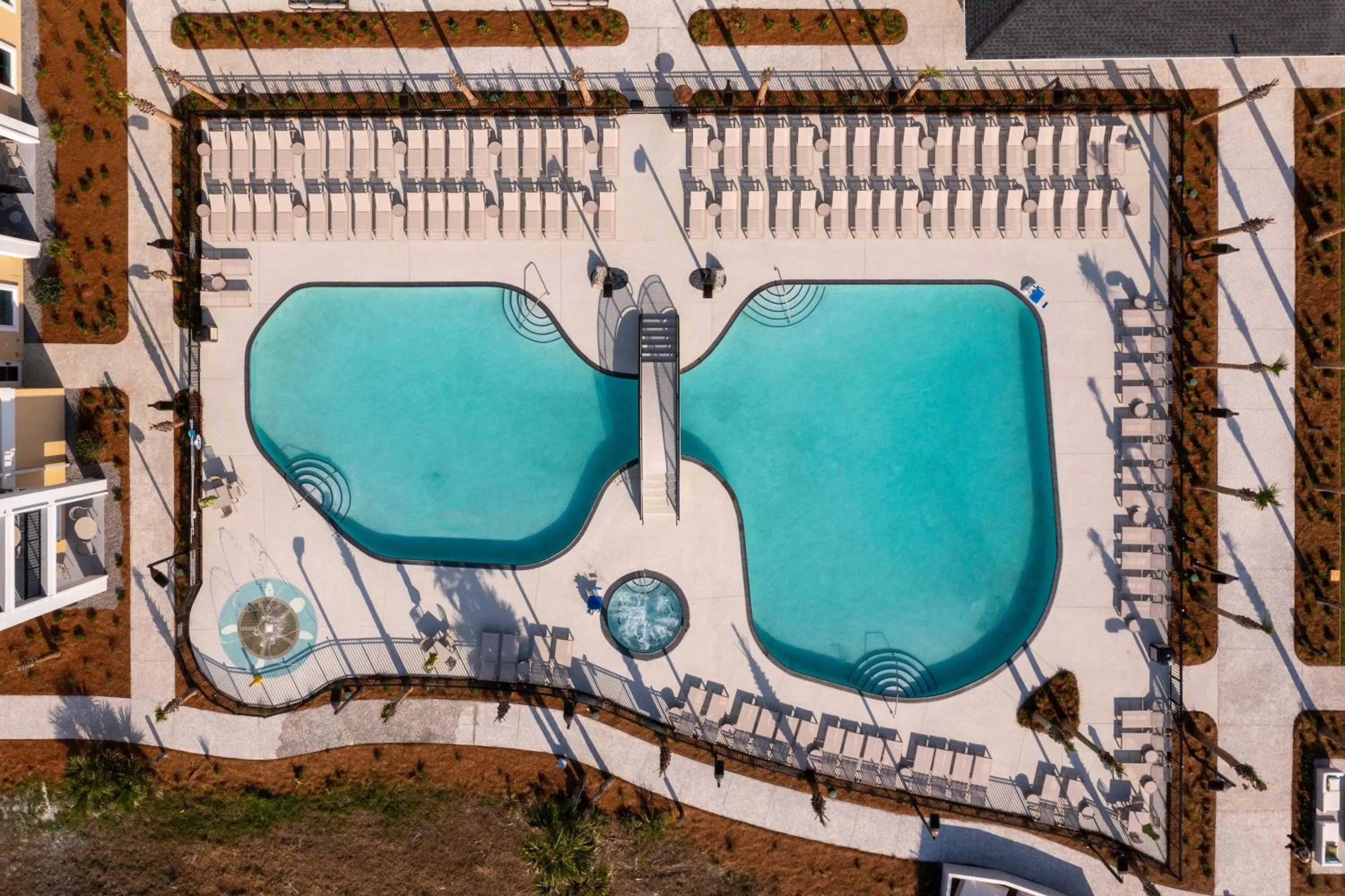 Swimming pool in Courtyard by Marriott Jekyll Island