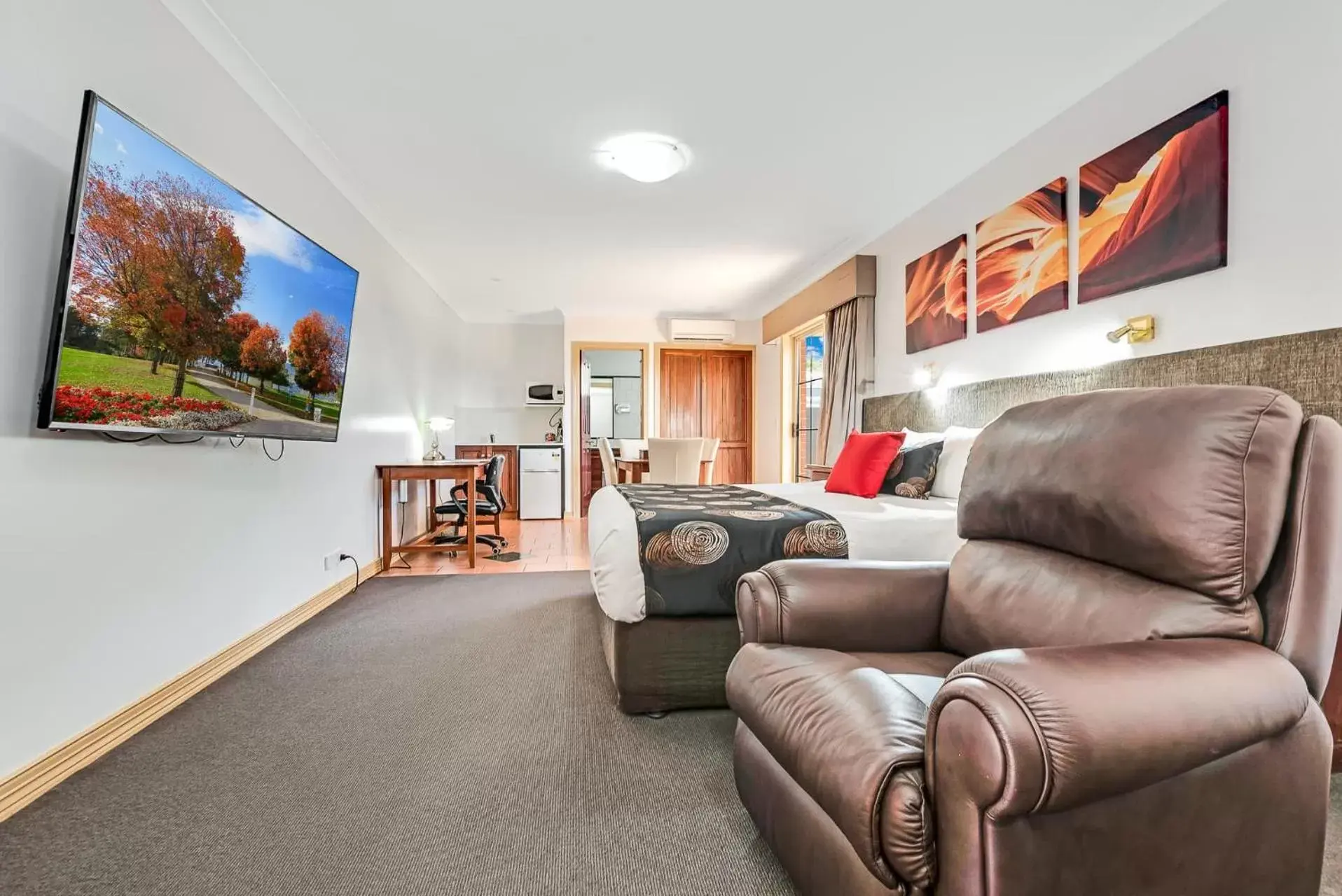 King Suite with Spa Bath in Georgian Motor Lodge King Suite with Spa Bath in Georgian Motor Lodge