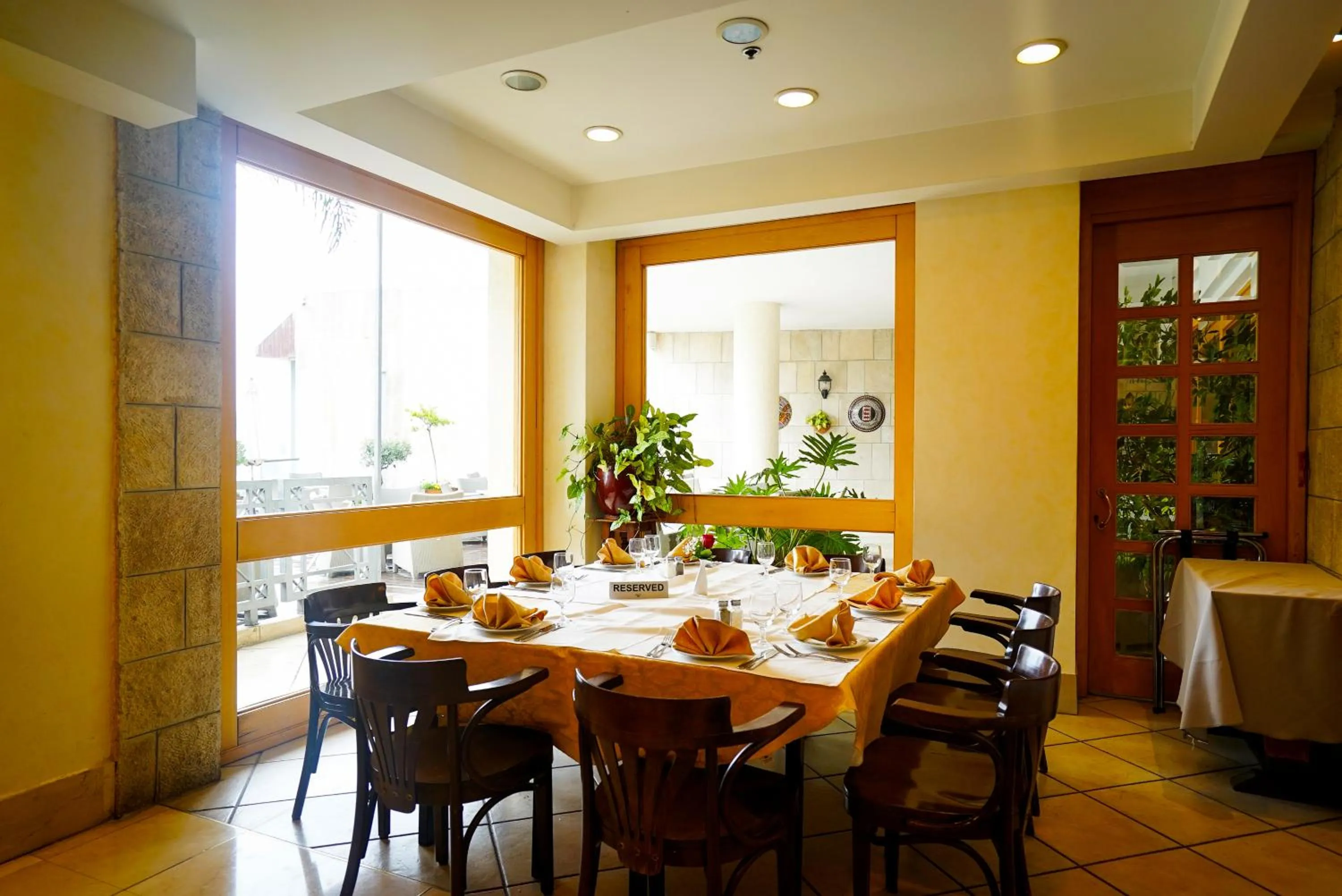 Restaurant/places to eat in Ambassador Hotel