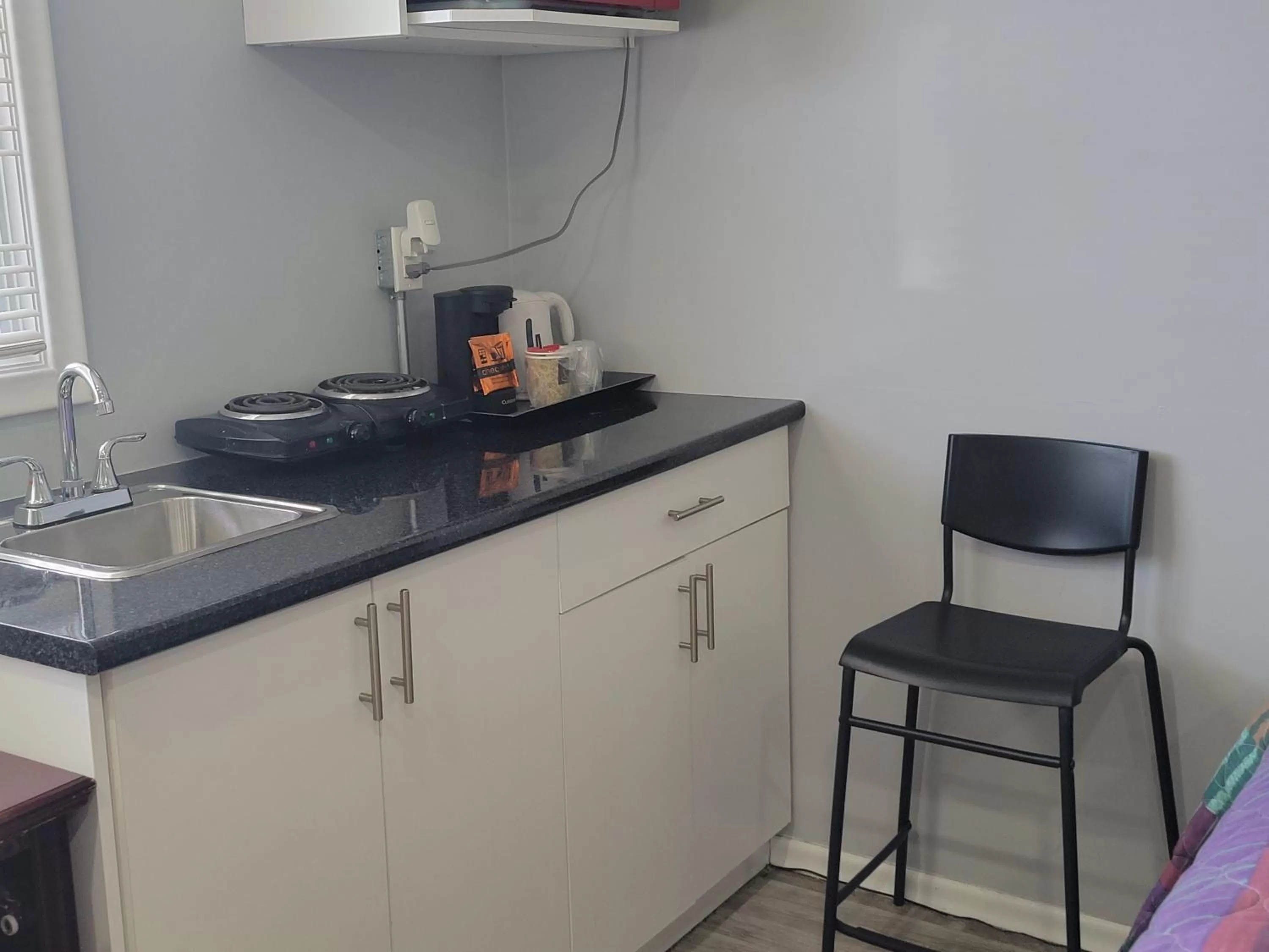 Kitchen or kitchenette in Knights Inn Cobourg