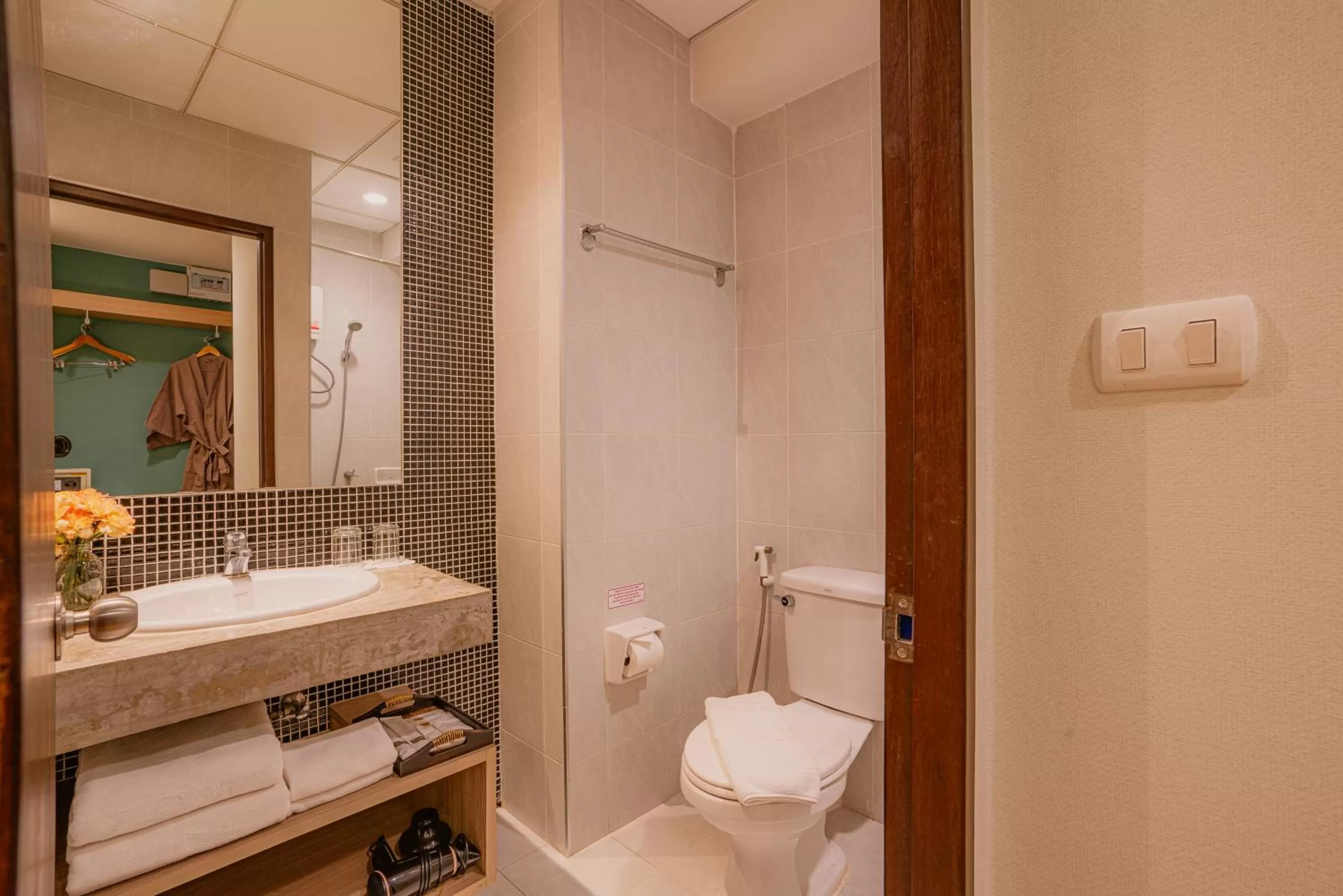 Shower in Peace Land Khaosan