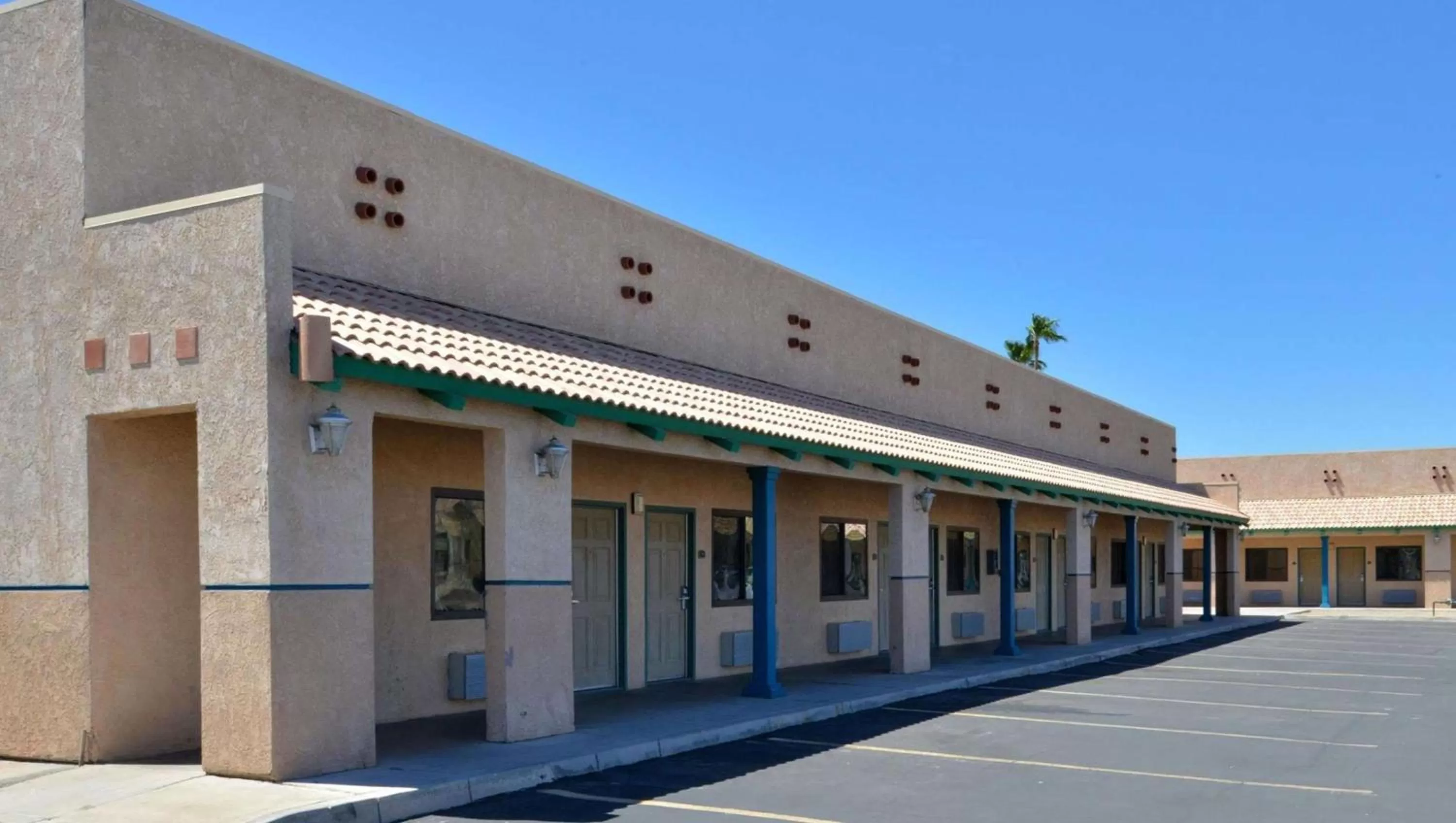 Property building in Magnuson Hotel Blythe