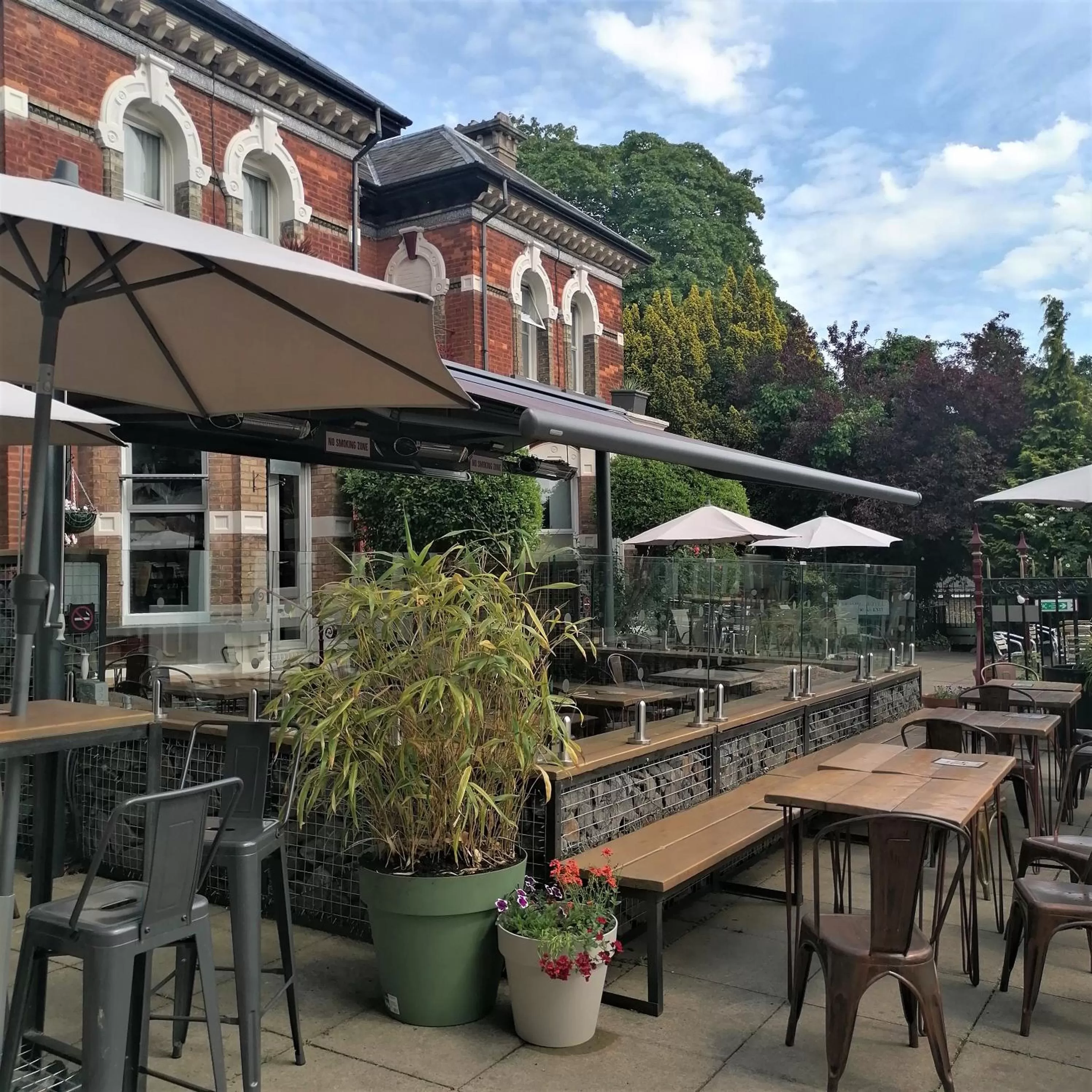 Restaurant/Places to Eat in Leaside Hotel