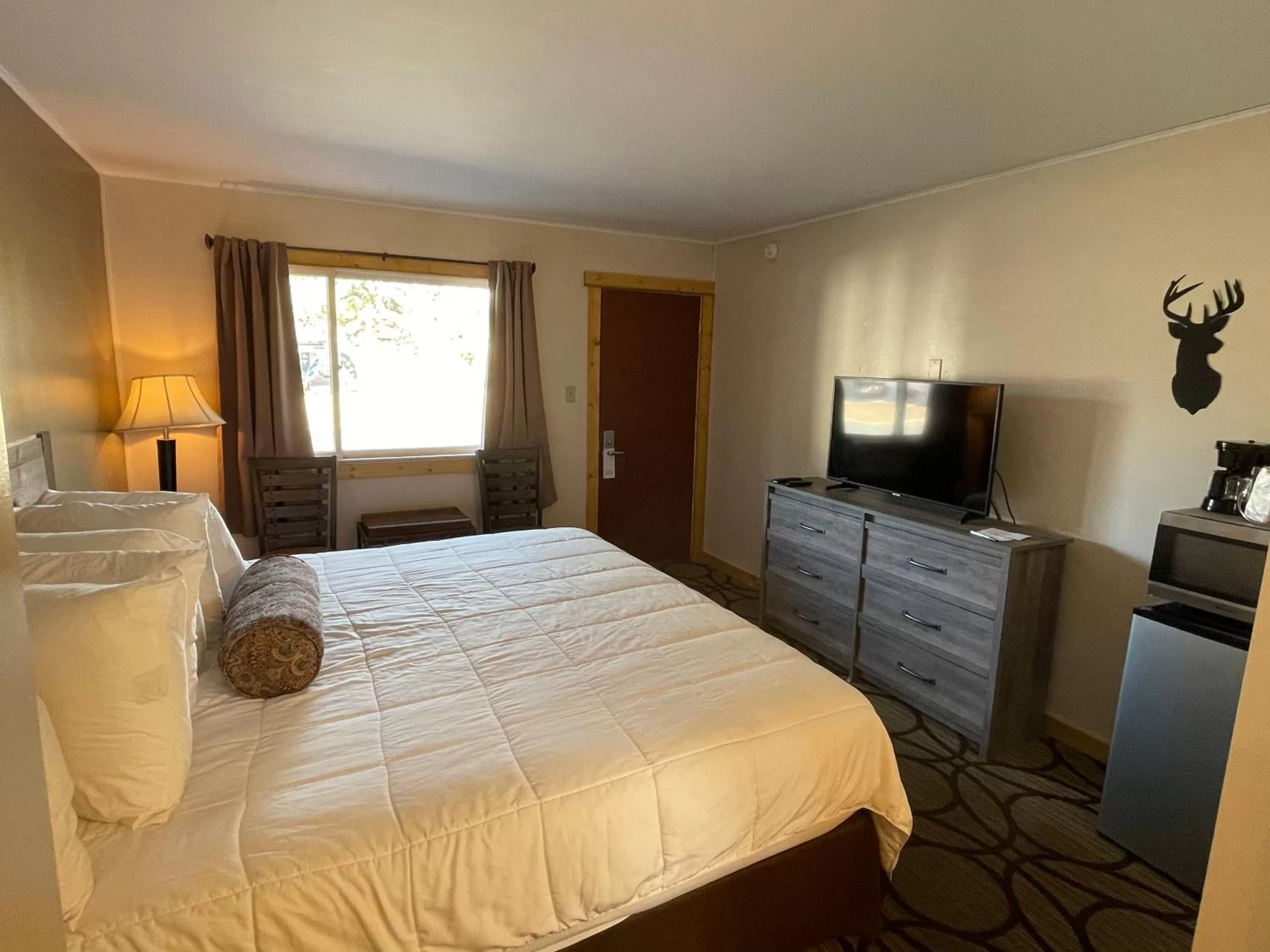 Photo of the whole room, Bed in Estes Mountain Inn