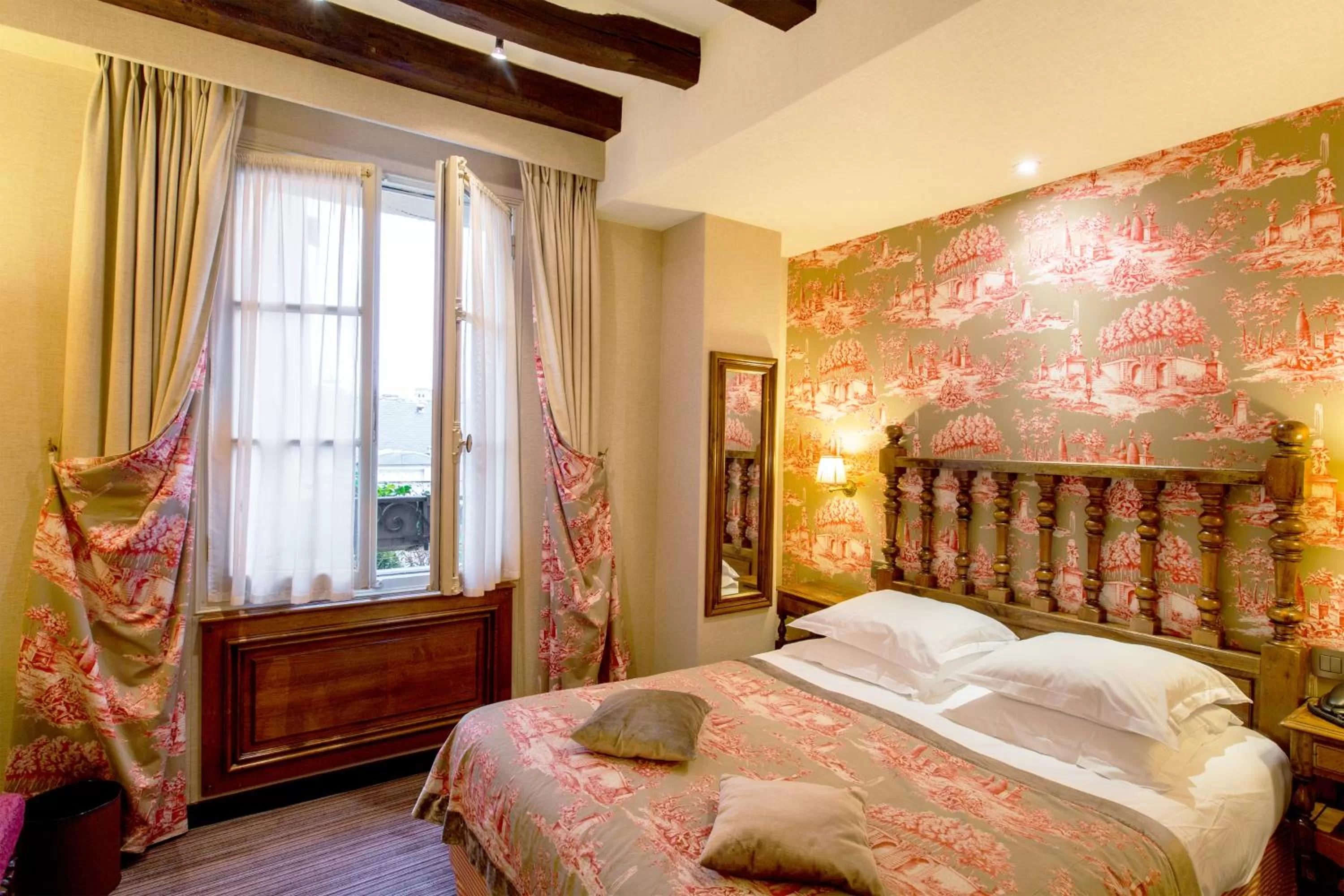 Photo of the whole room, Bed in Hotel Left Bank Saint Germain