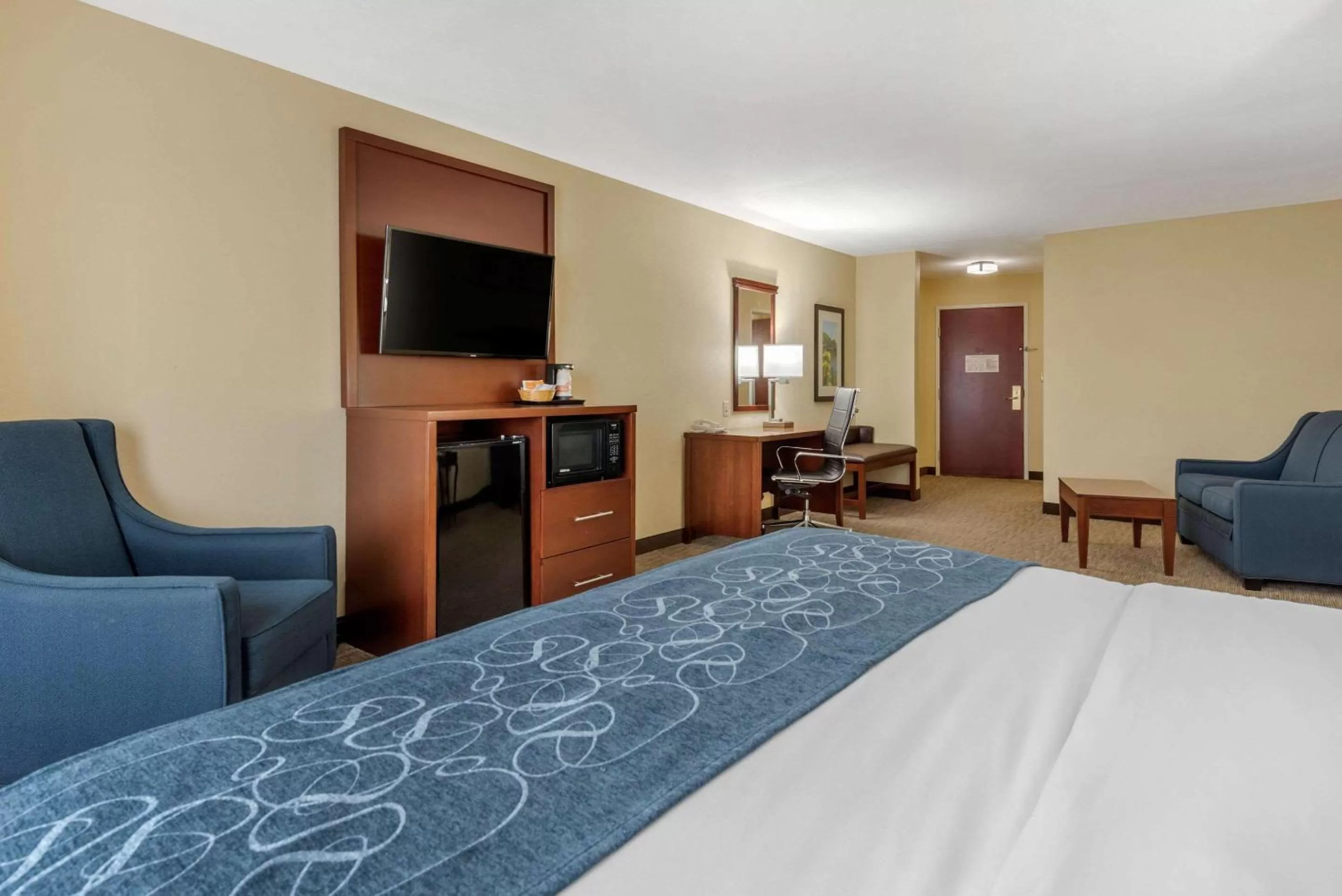 Photo of the whole room, Bed in Comfort Suites Dayton-Wright Patterson