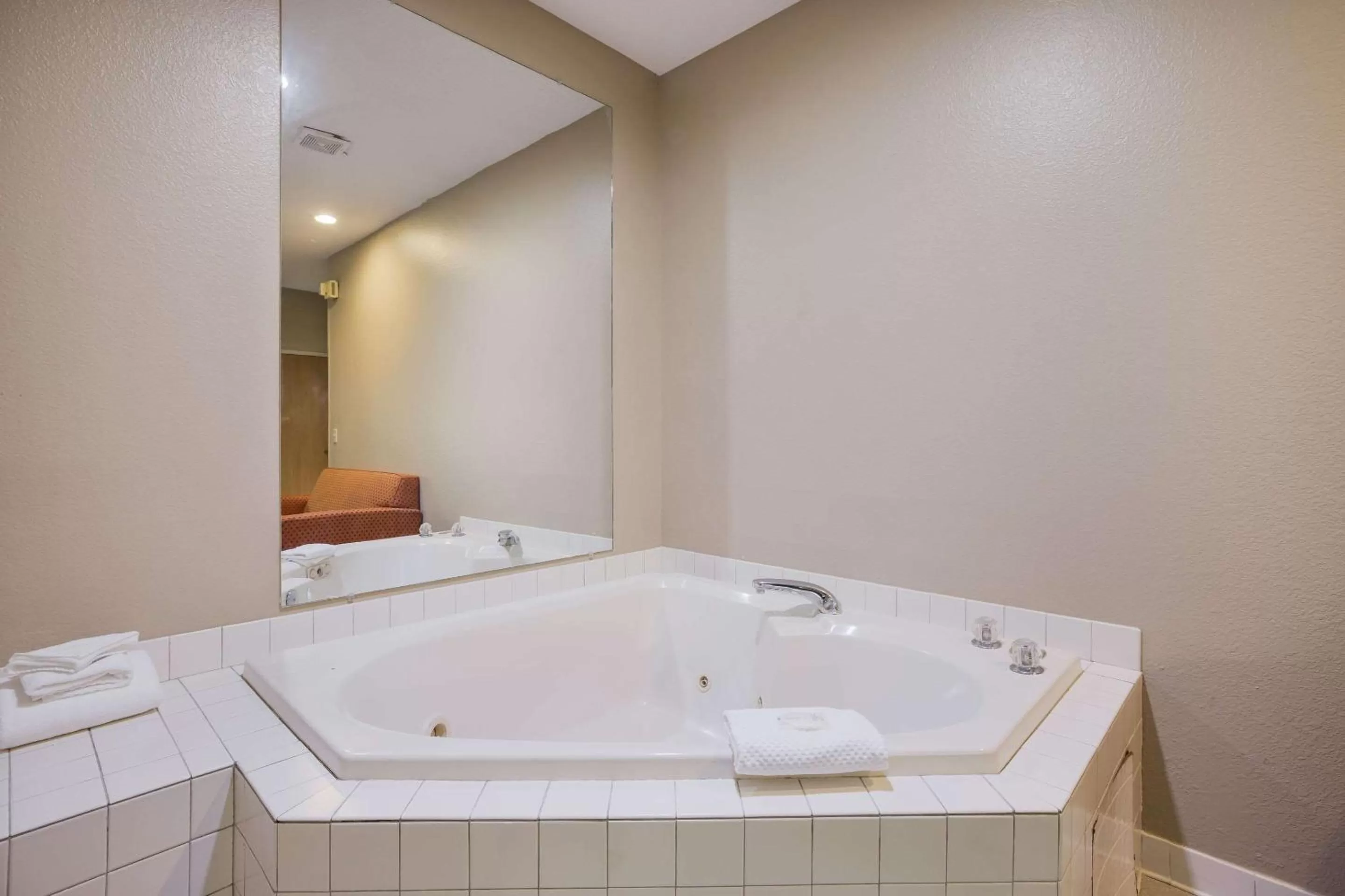 Hot Tub in Quality Inn & Suites Blue Springs - Kansas City