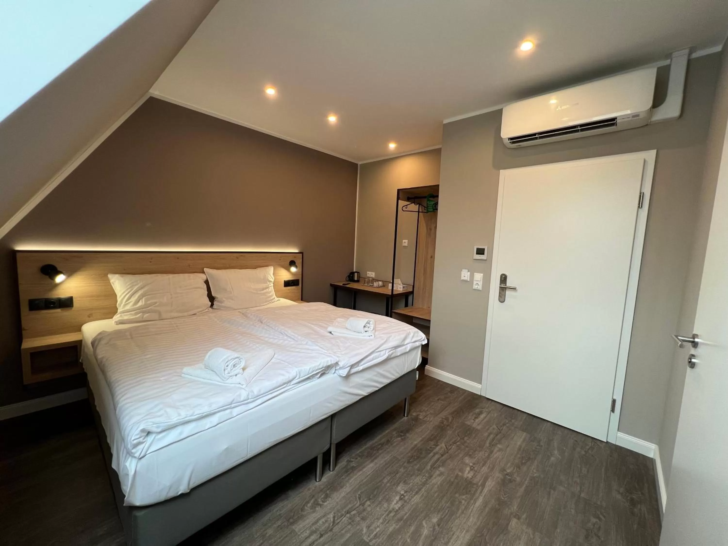 Bed in JJ Hotel Hannover-City-Pension