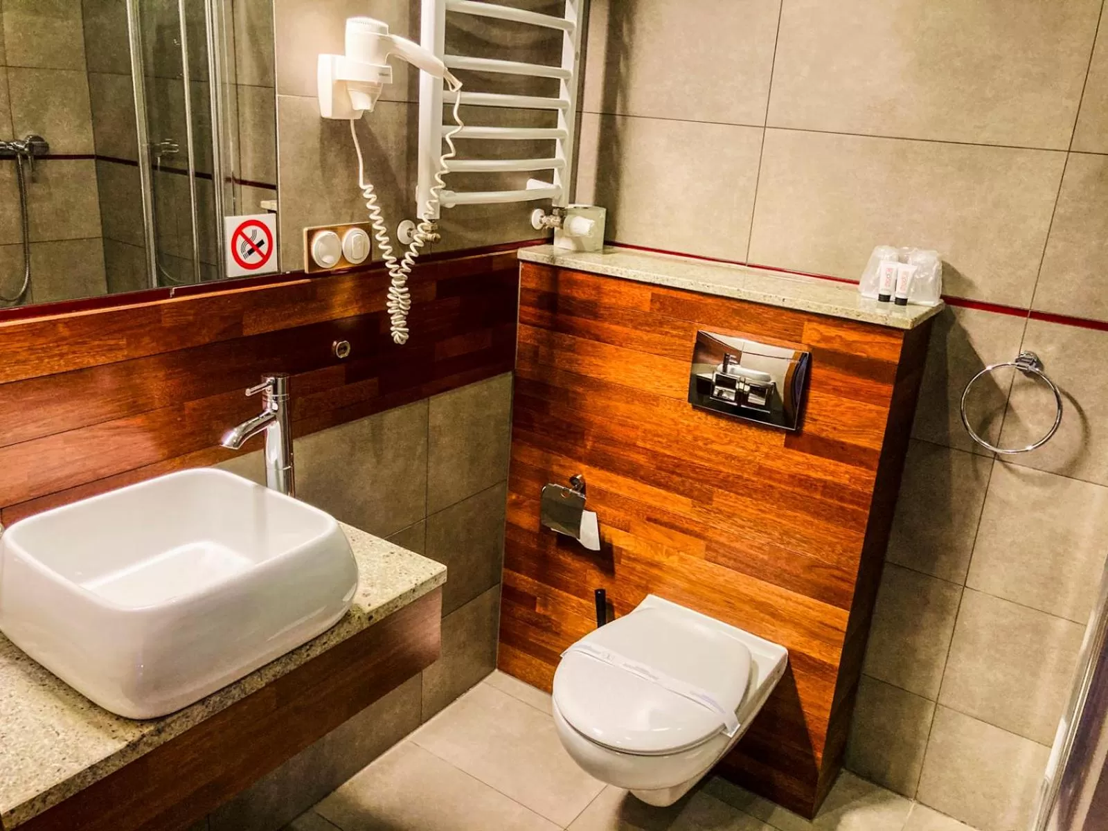 Shower in Hotel Modus