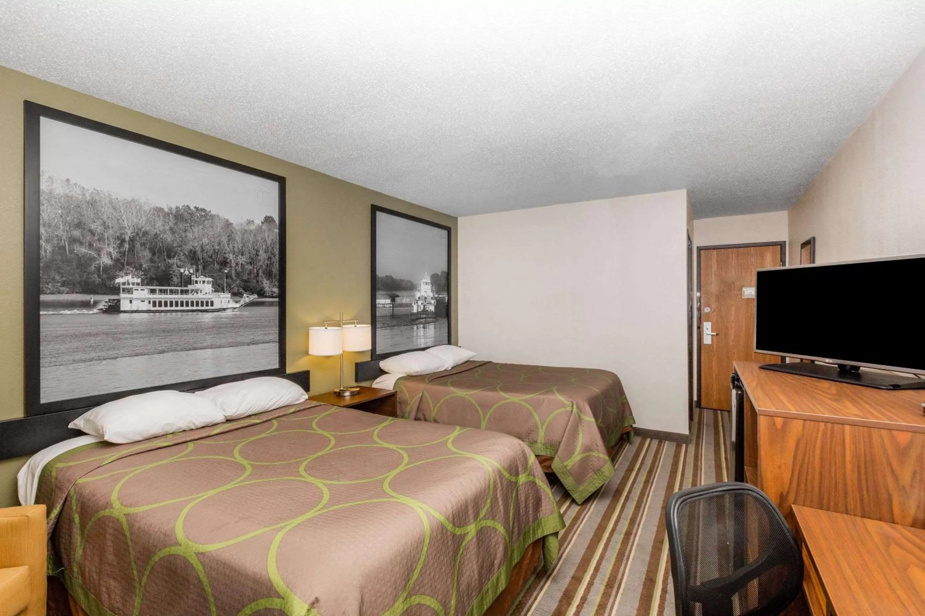 Photo of the whole room, Bed in Super 8 by Wyndham Storm Lake