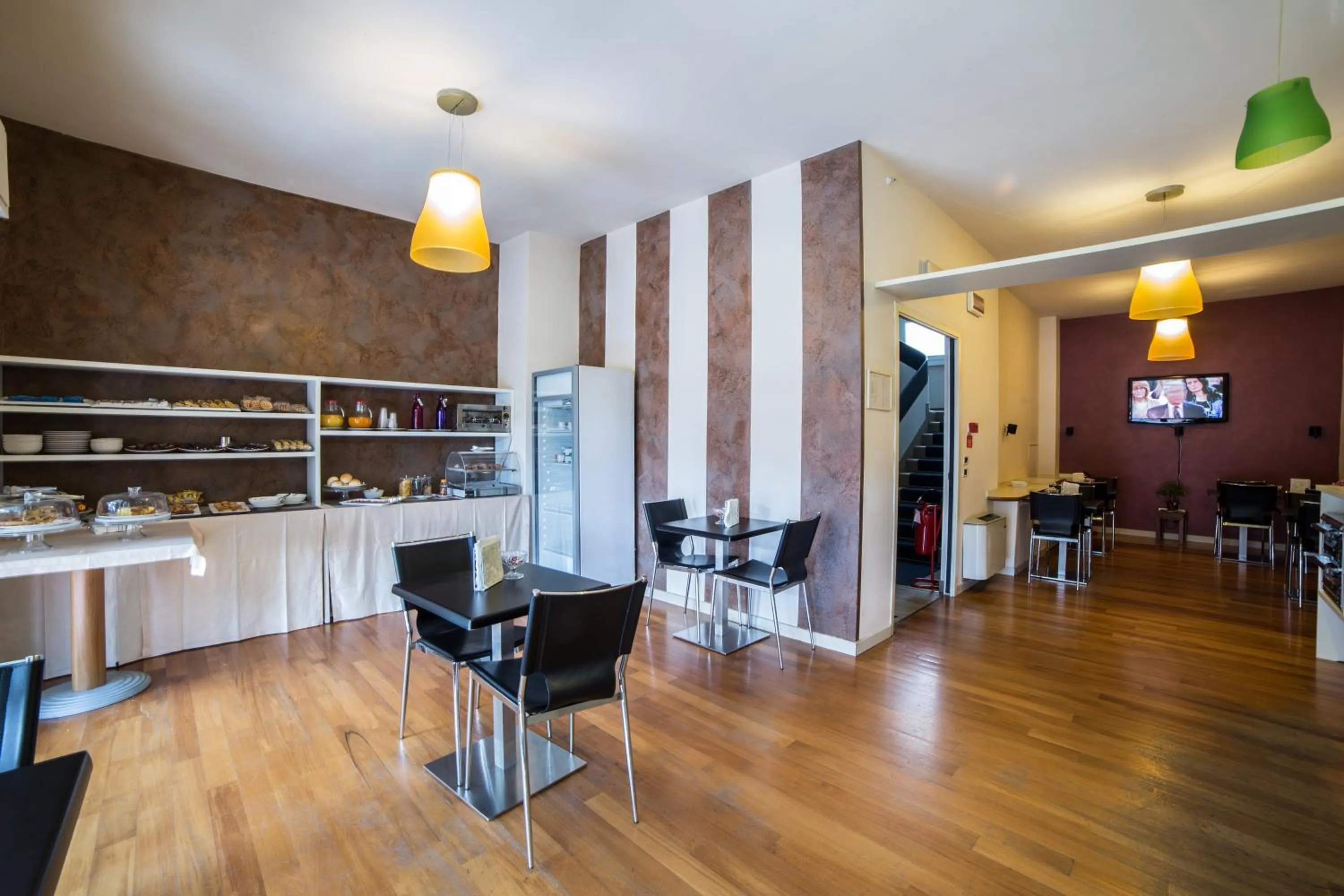 Restaurant/places to eat in Hotel Astoria