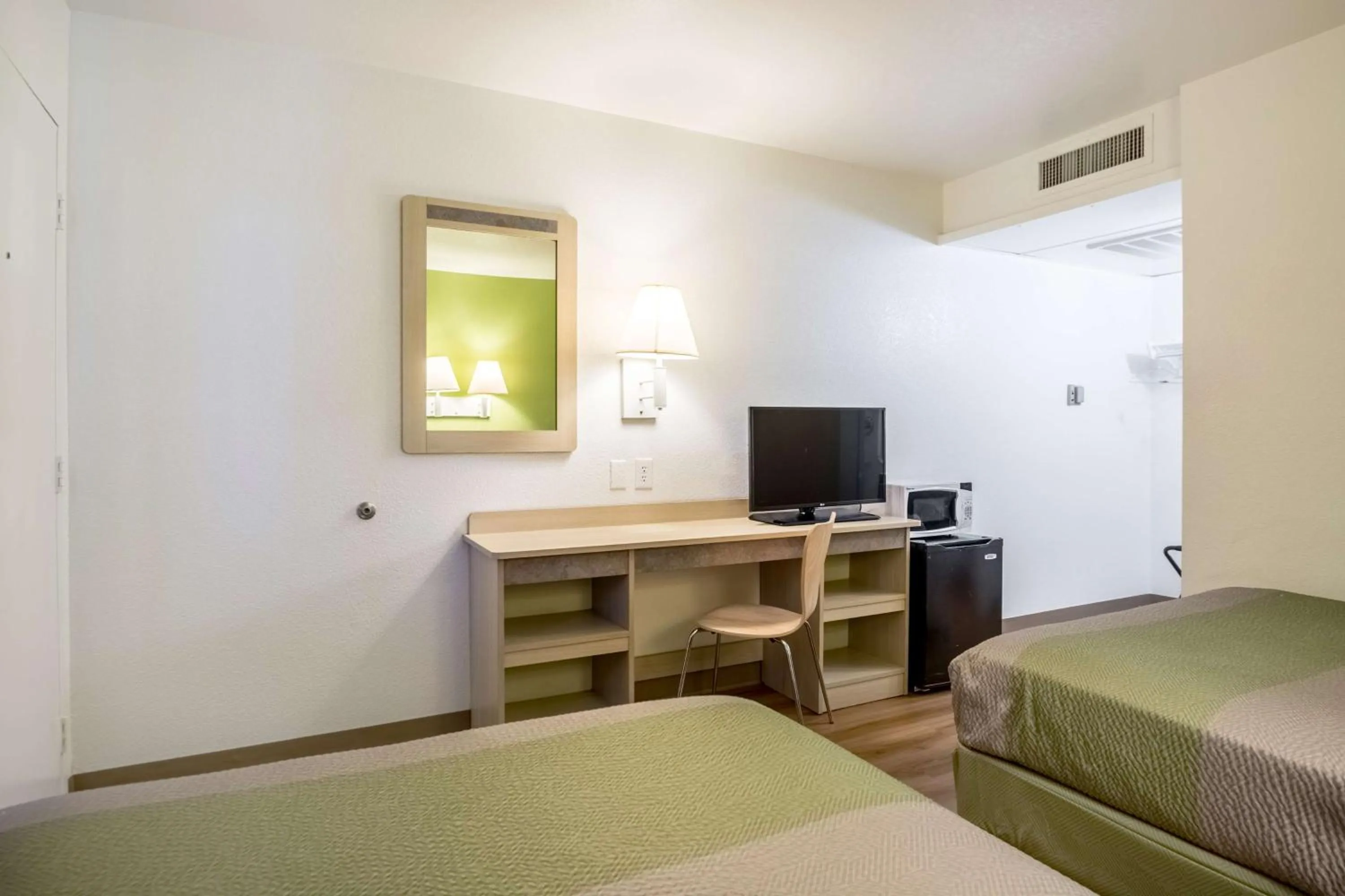 Photo of the whole room, Bed in Motel 6-Pueblo, CO - I-25