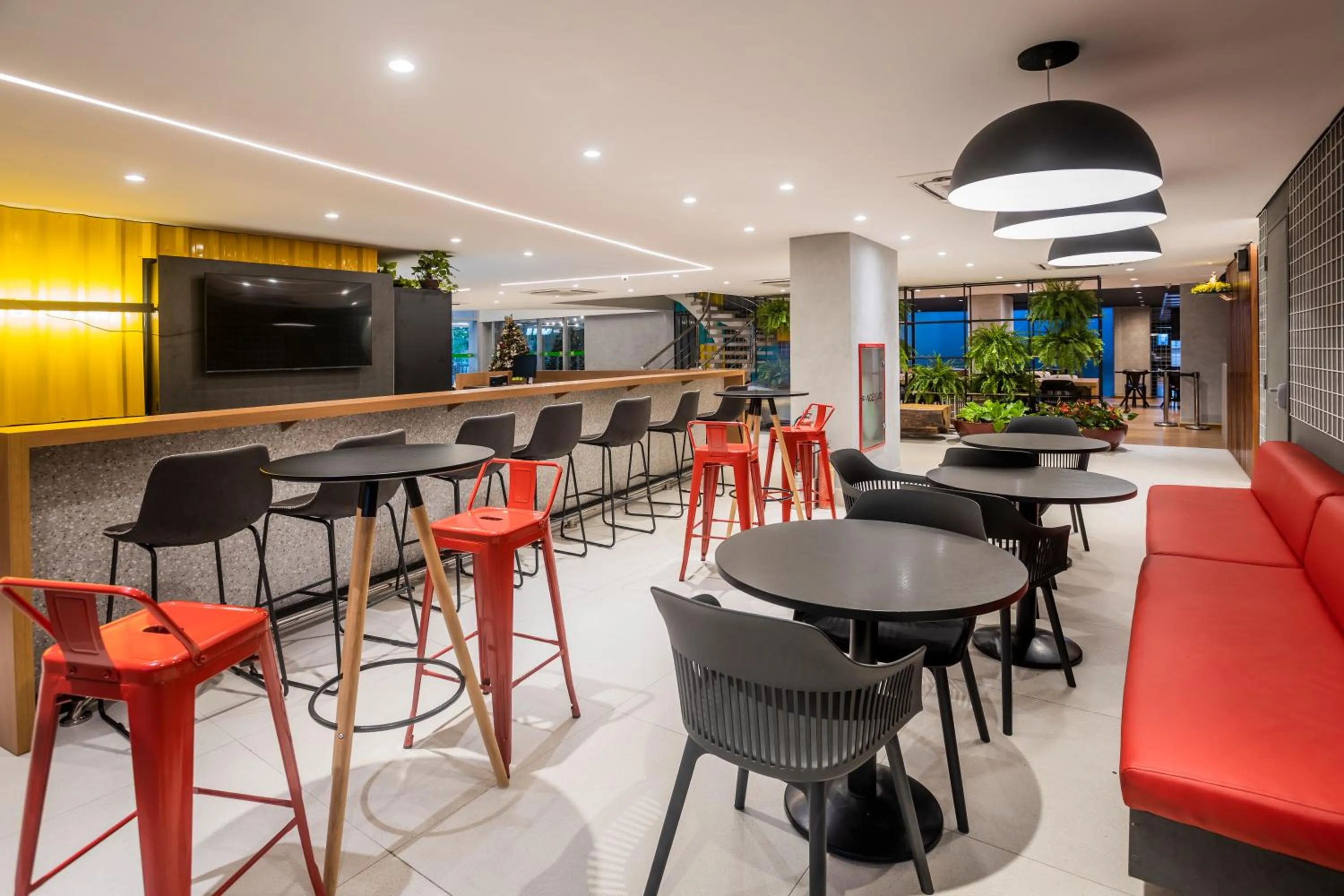 Lounge or bar in Ibis Styles Belém Hangar