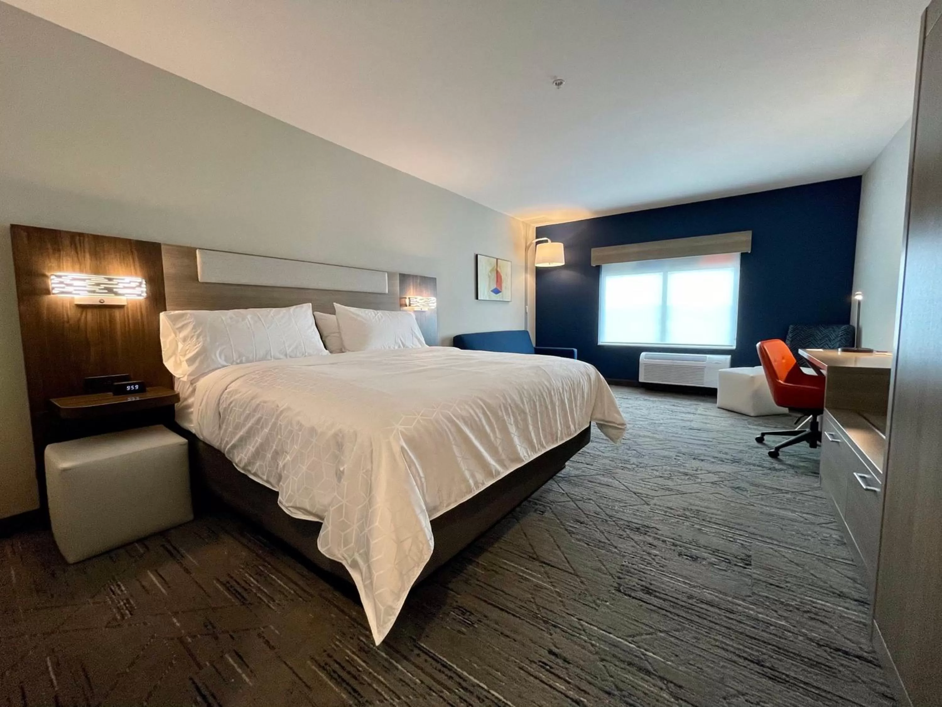 Photo of the whole room, Bed in Holiday Inn Express & Suites - Ft. Smith - Airport by IHG