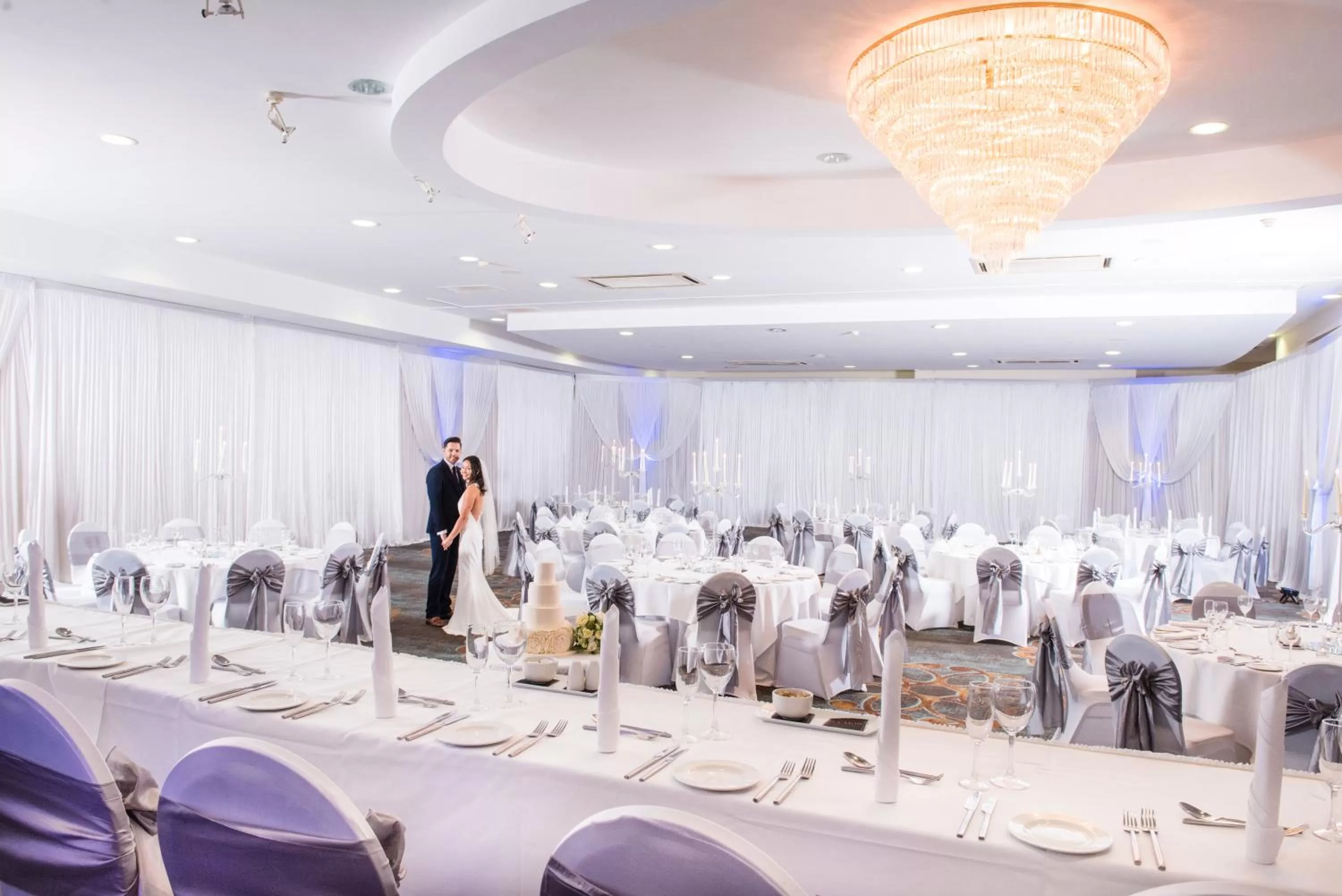 Restaurant/places to eat in La Mon Hotel & Country Club