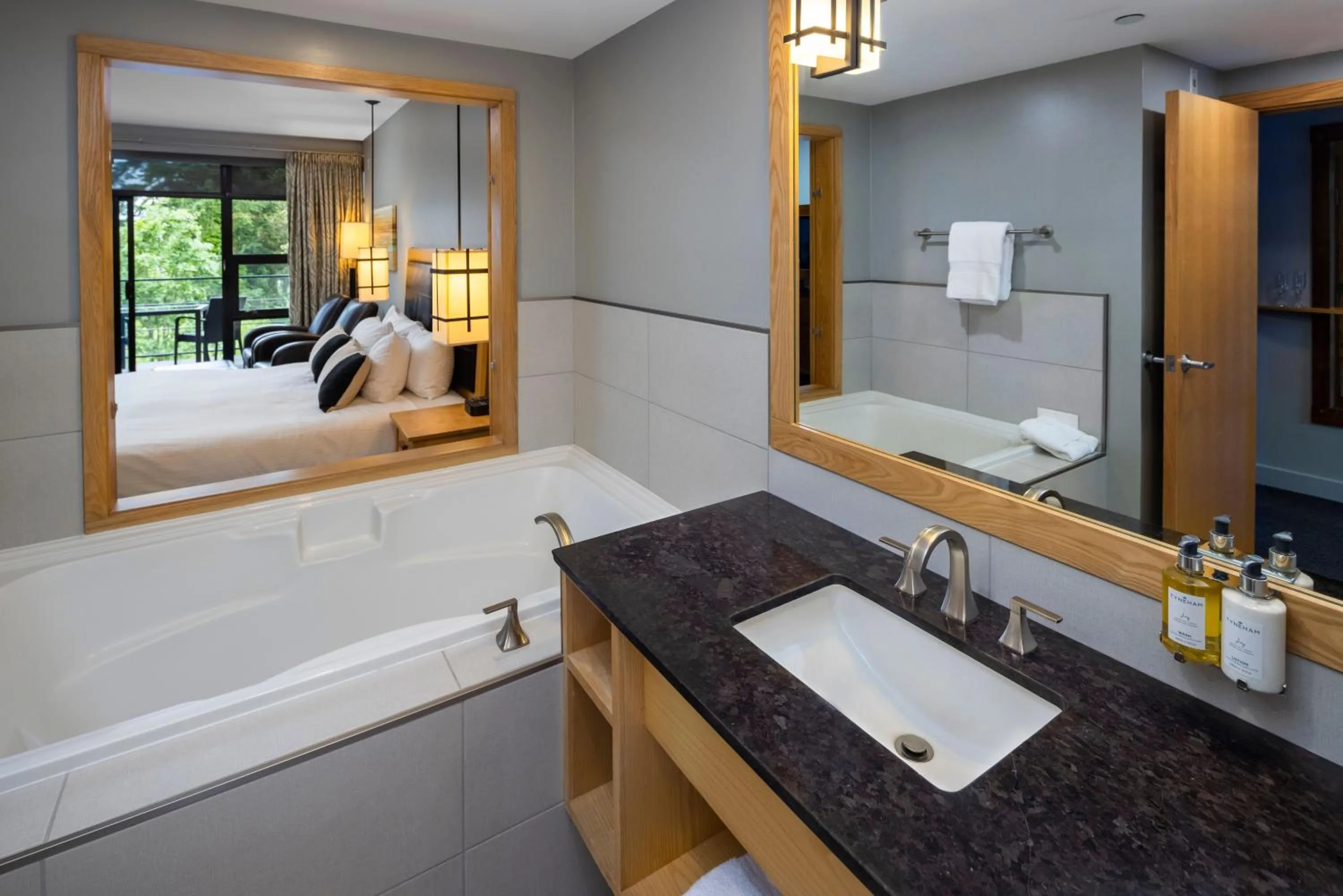 Bathroom, Bed in Brentwood Bay Resort & Spa