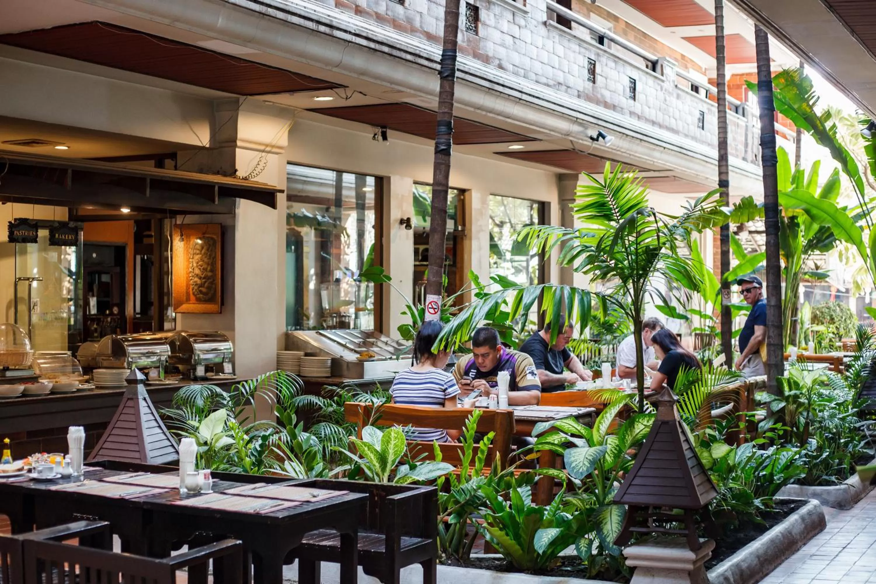 Restaurant/places to eat in Raming Lodge Hotel