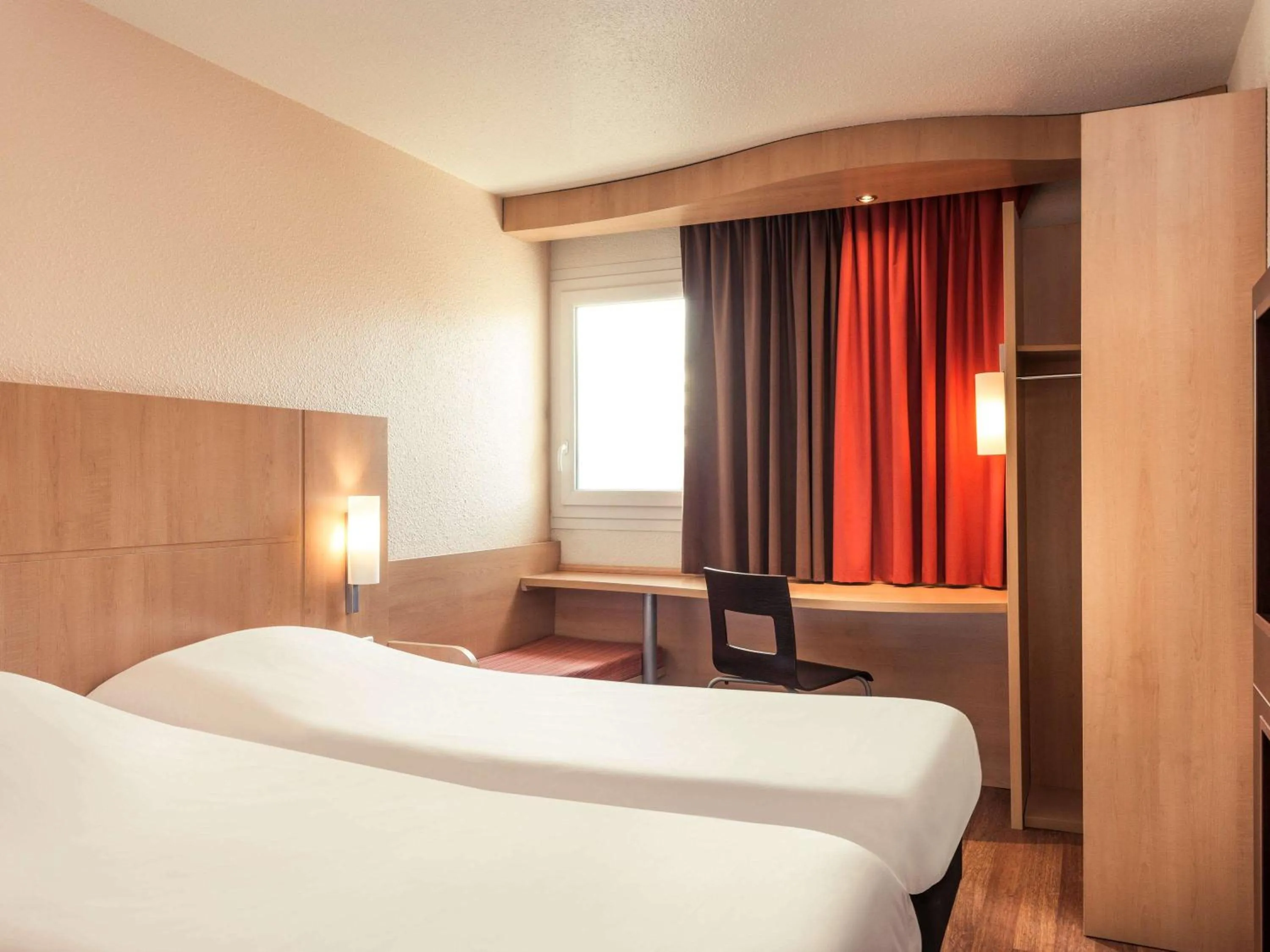 Photo of the whole room, Bed in ibis Epinay sur Seine - Gennevilliers