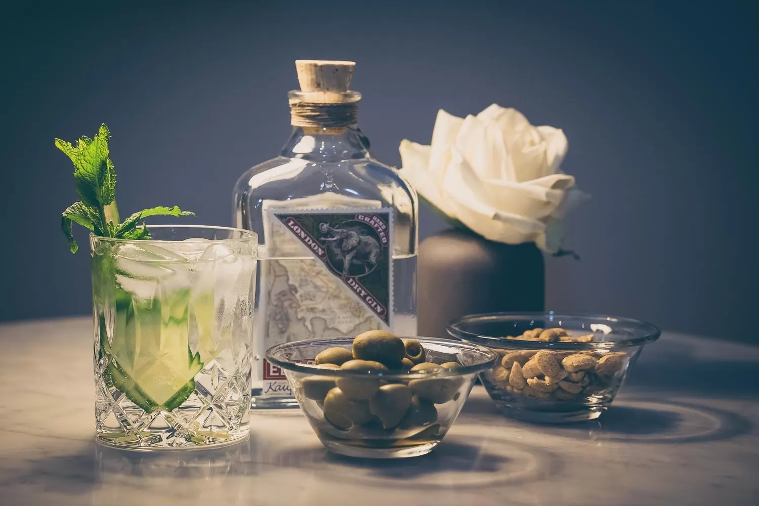 Lounge or bar in rugs HOTEL Köln