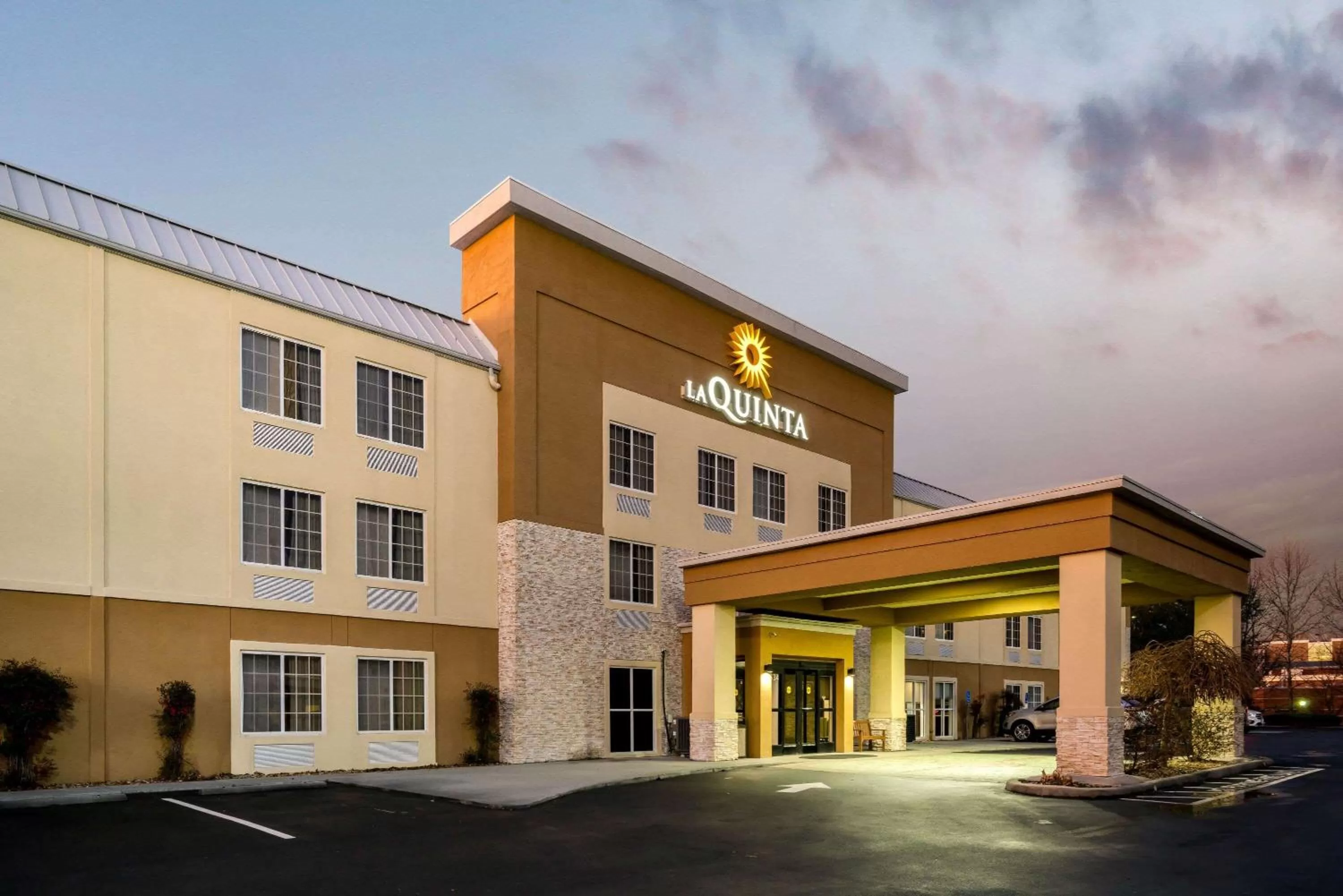Property building in La Quinta by Wyndham Knoxville North I-75